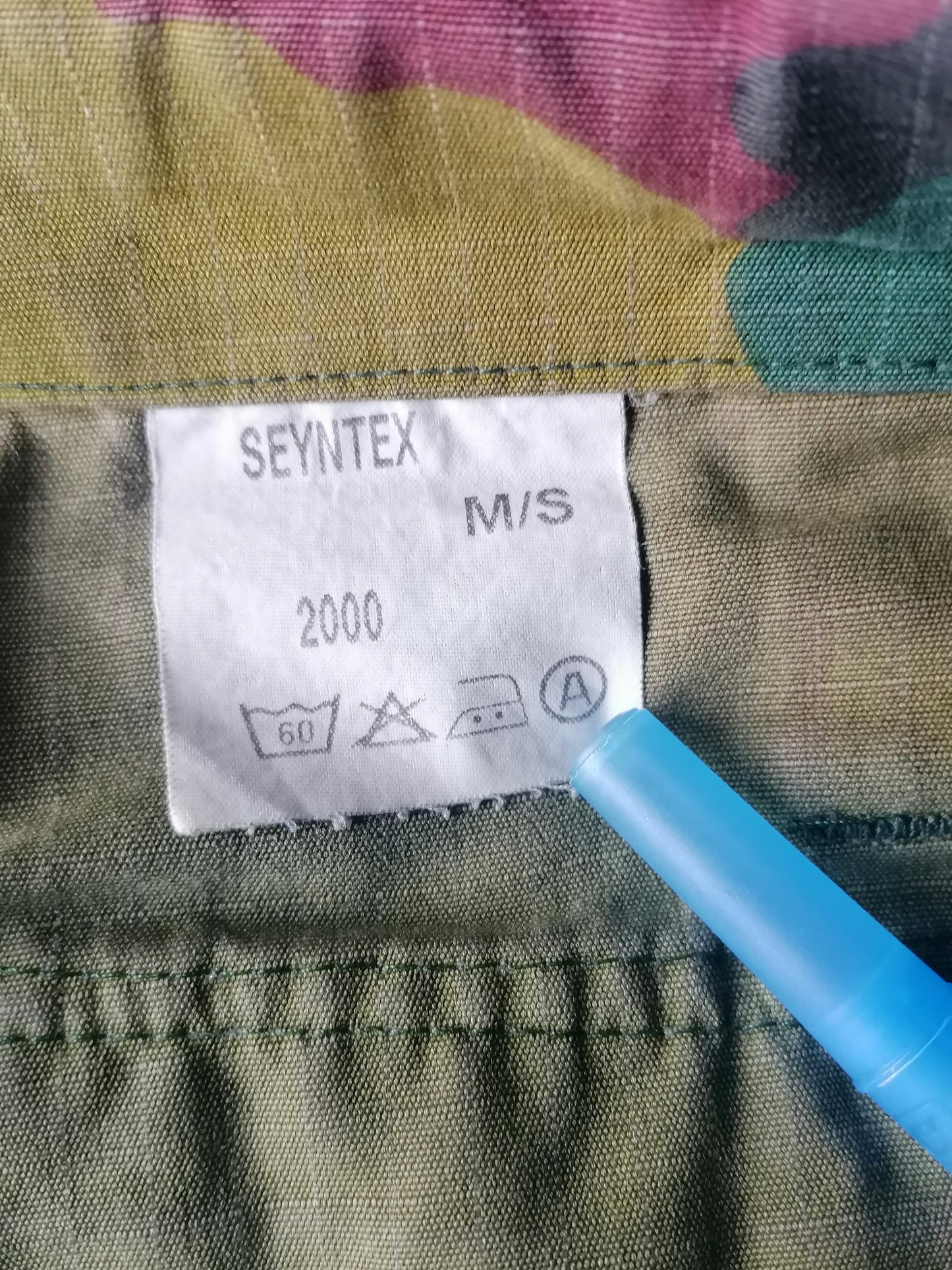 Pantalon d'armée / armée avec boutons. Impression de camouflage vert brun. "2000". Taille M.