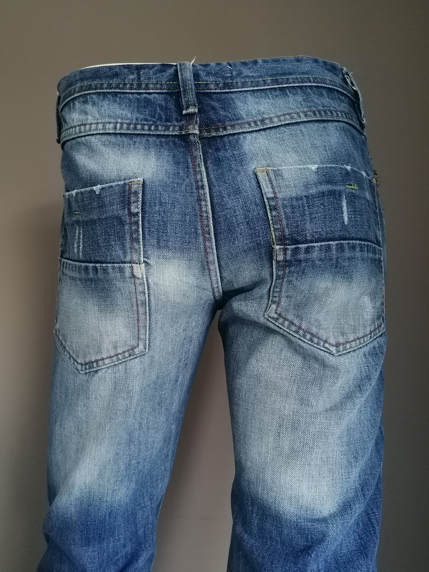 Jeans New Look. Couleur bleue. Taille W30 - L30. Jambe droite.