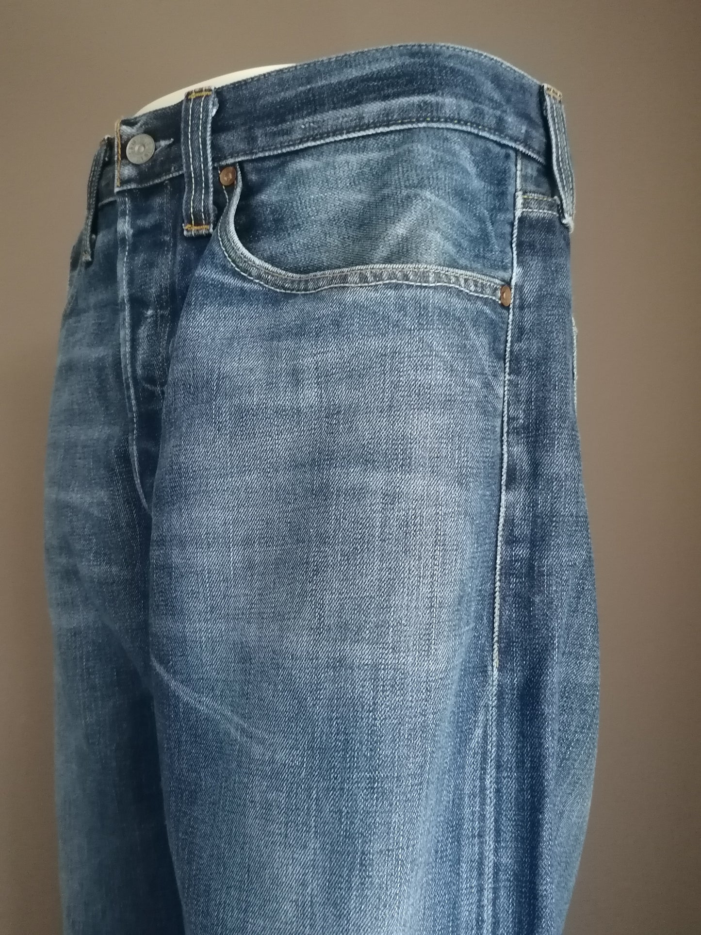 Levis Jeans. Blau gefärbt. W34 - L28.