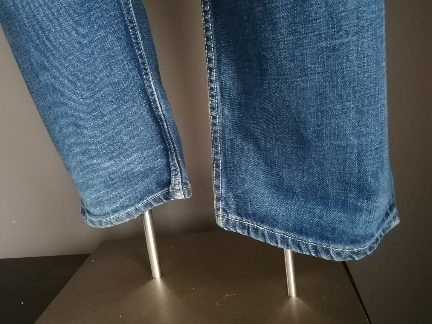 Levi's jeans. Blauw gekleurd. W34 - L28.