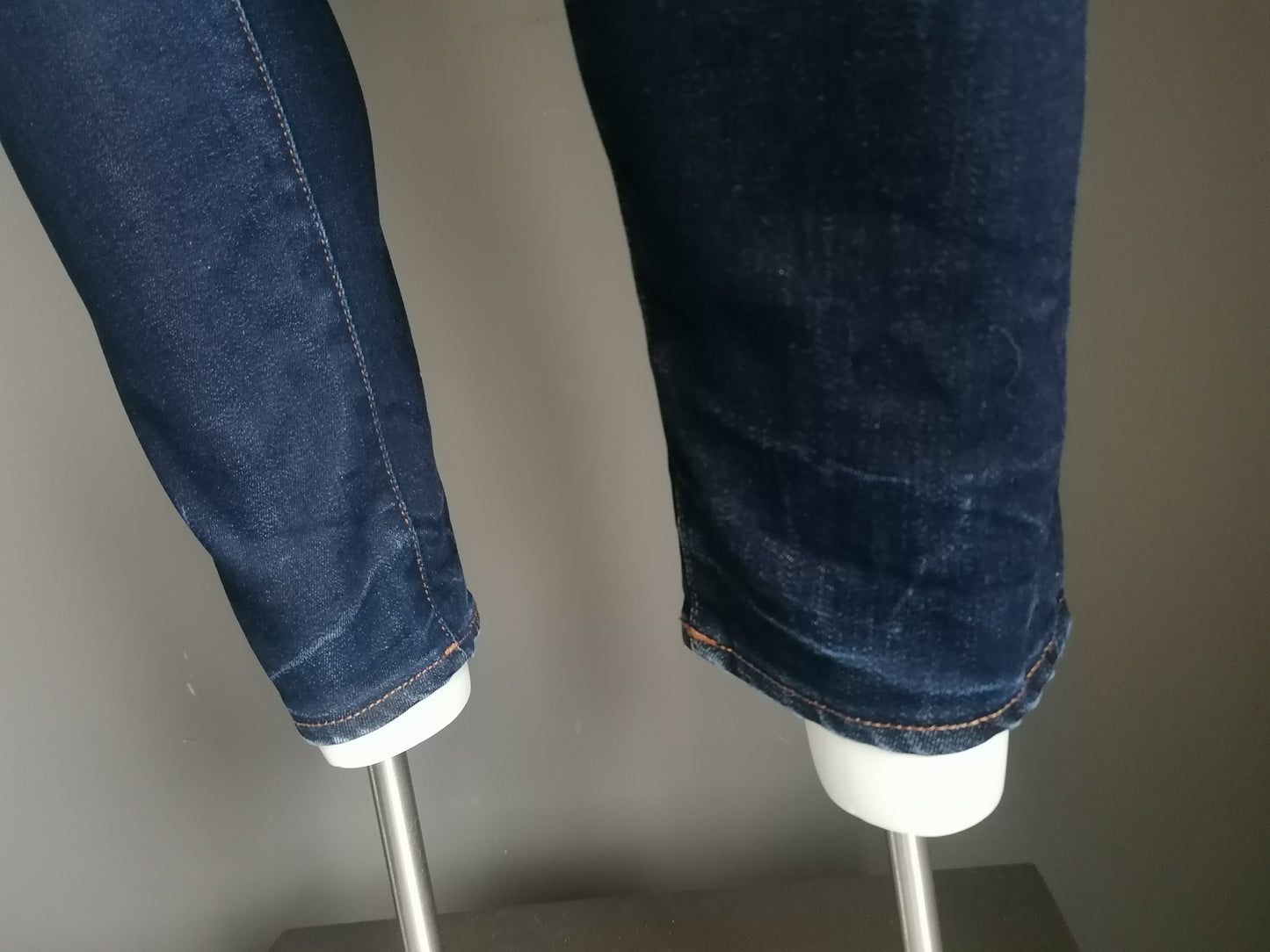 G-Star RAW jeans. Donker Blauw gekleurd. Maat W35 - L30. Slim / stretch. Type D-Shaq.
