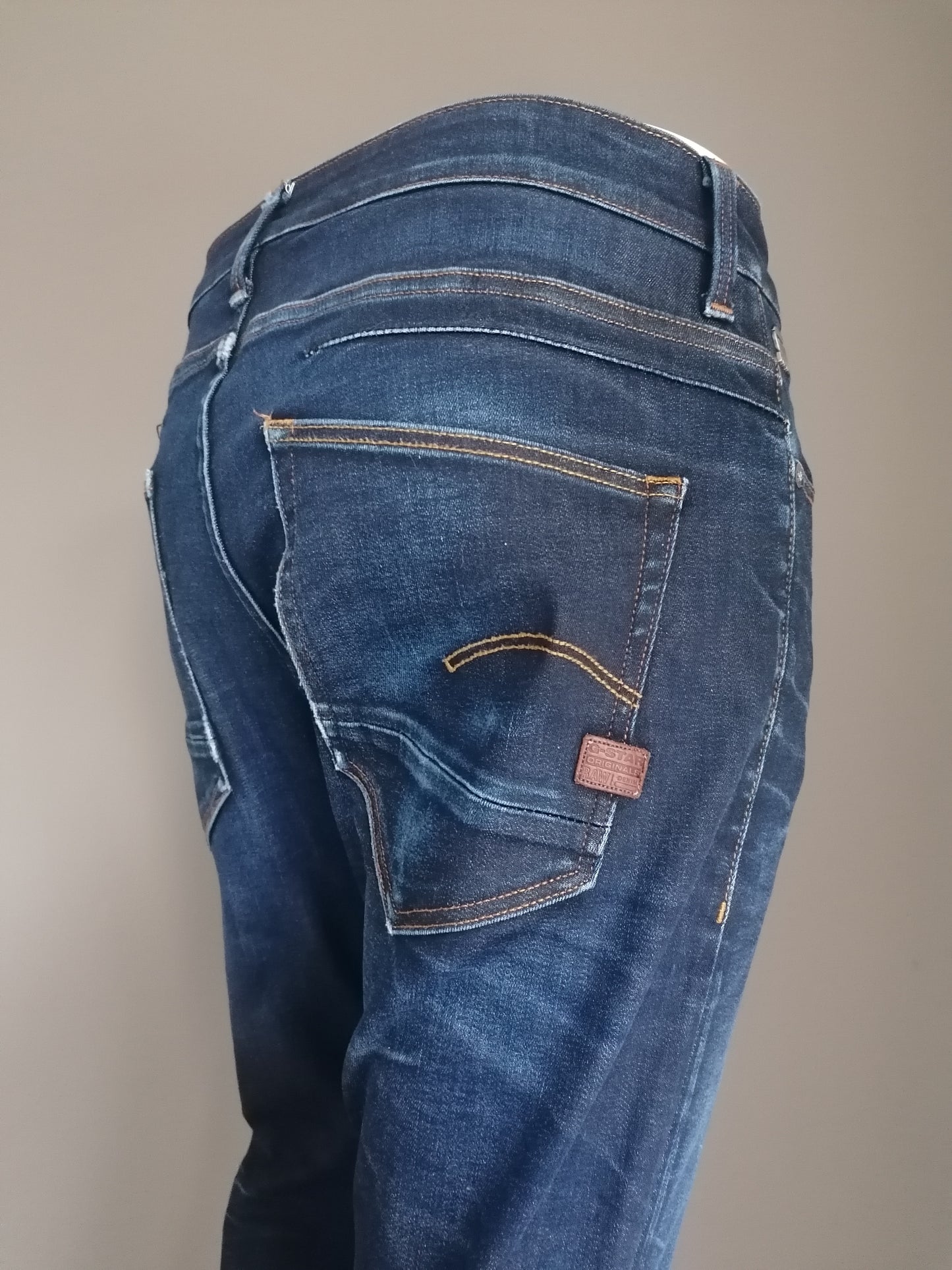 G-Star RAW jeans. Donker Blauw gekleurd. Maat W35 - L30. Slim / stretch. Type D-Shaq.