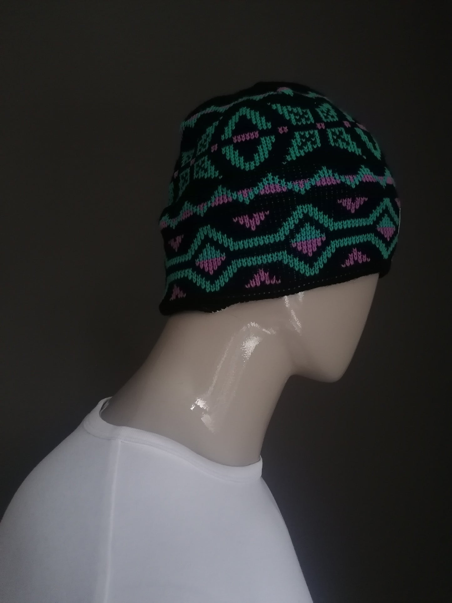 Cappello di lana vintage. Motivo viola verde nero. 30% lana.