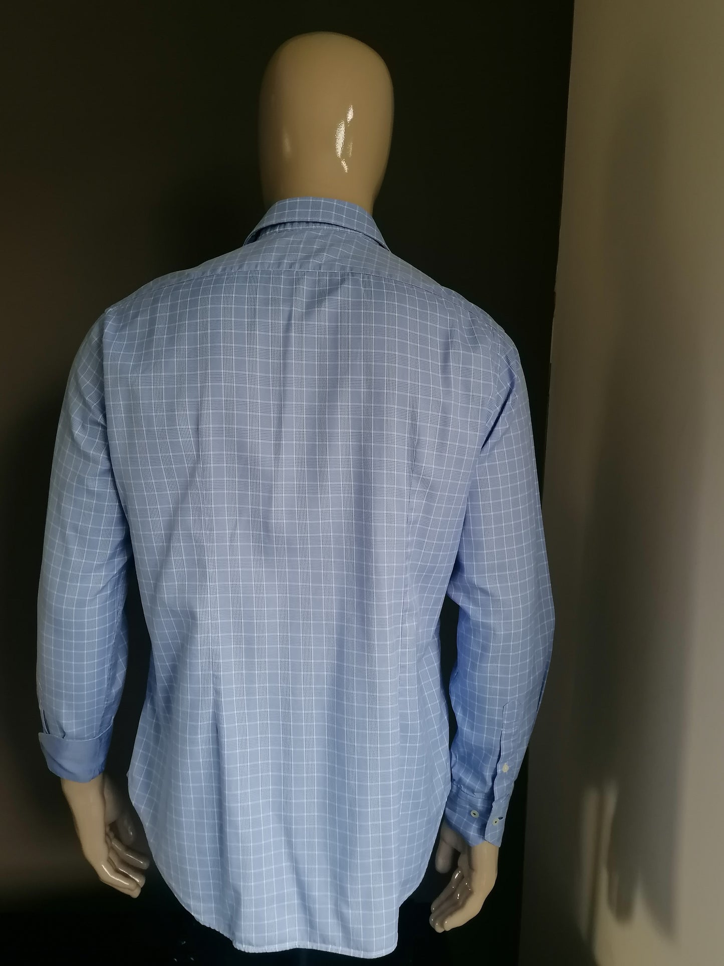 Camicia di Zara Man. White a scacchi blu. Dimensione 42 / L. adattamento su misura.