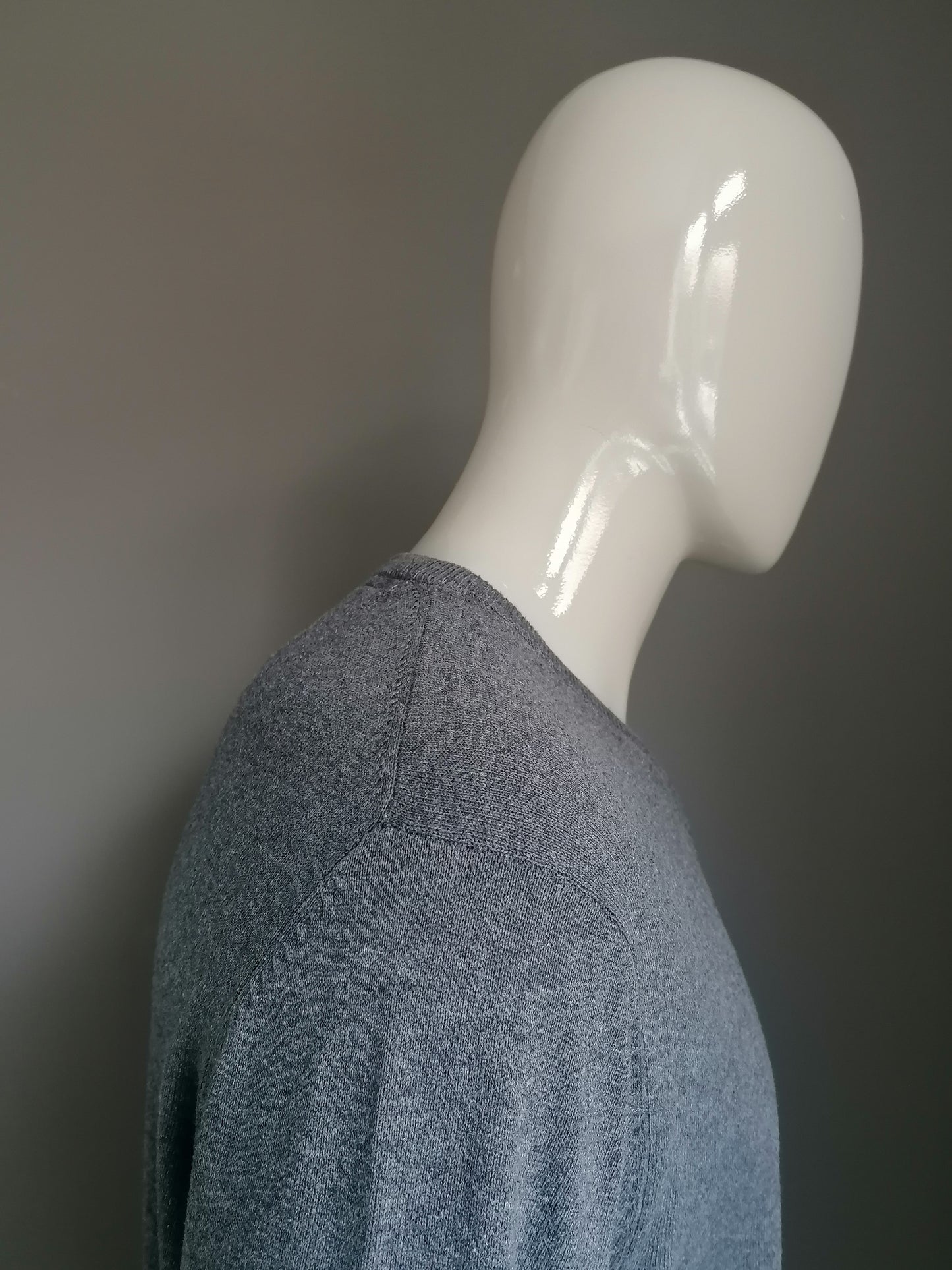Miller & Monroe cotton sweater with V-neck. Dark gray. Size XL.