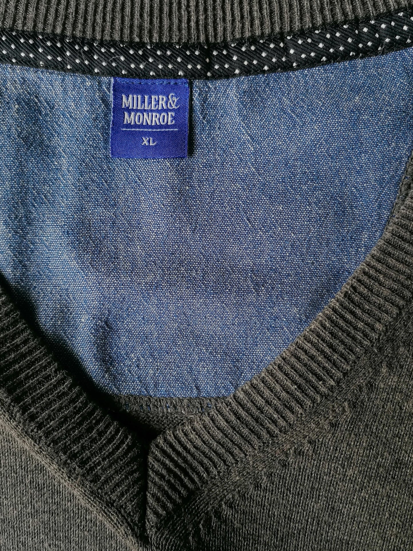 Miller & Monroe cotton sweater with V-neck. Dark gray. Size XL.