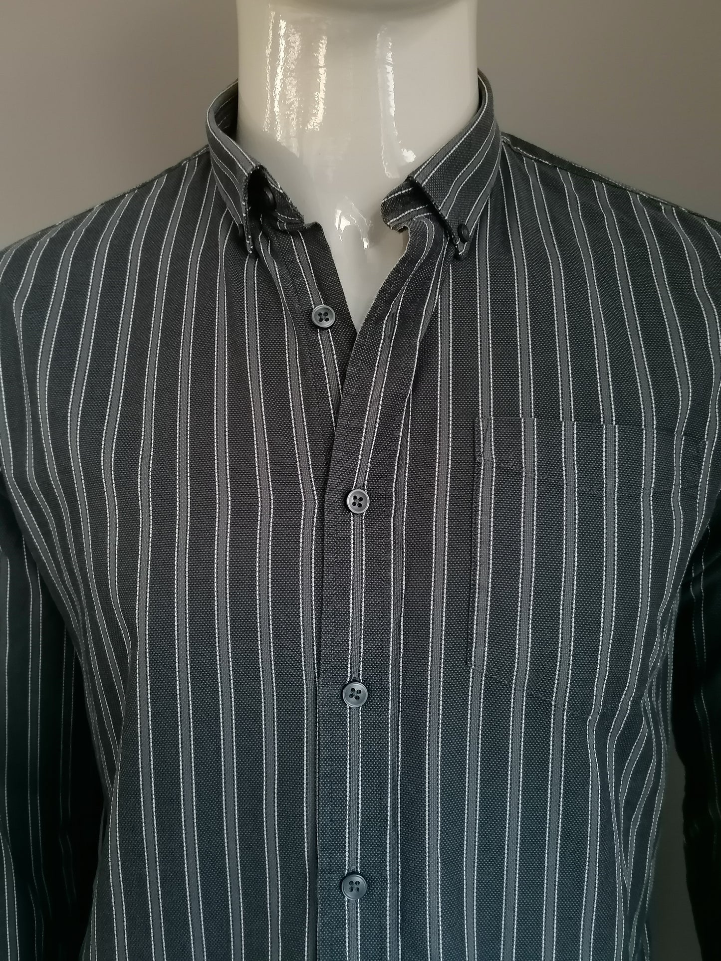 Giordano shirt. Black gray striped. Size L. Slim Fit.