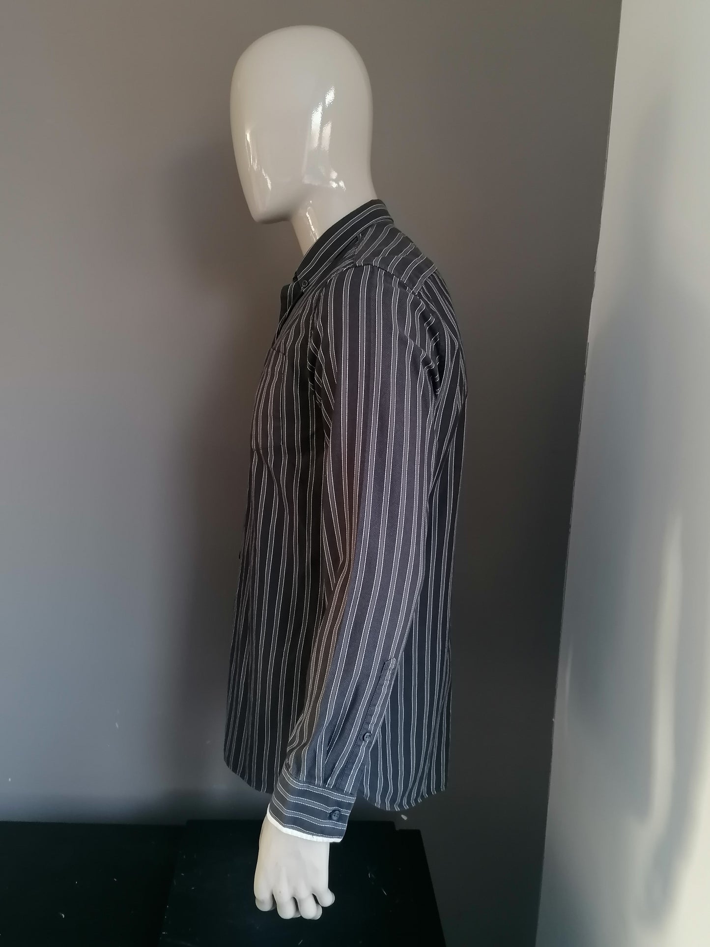Giordano shirt. Black gray striped. Size L. Slim Fit.