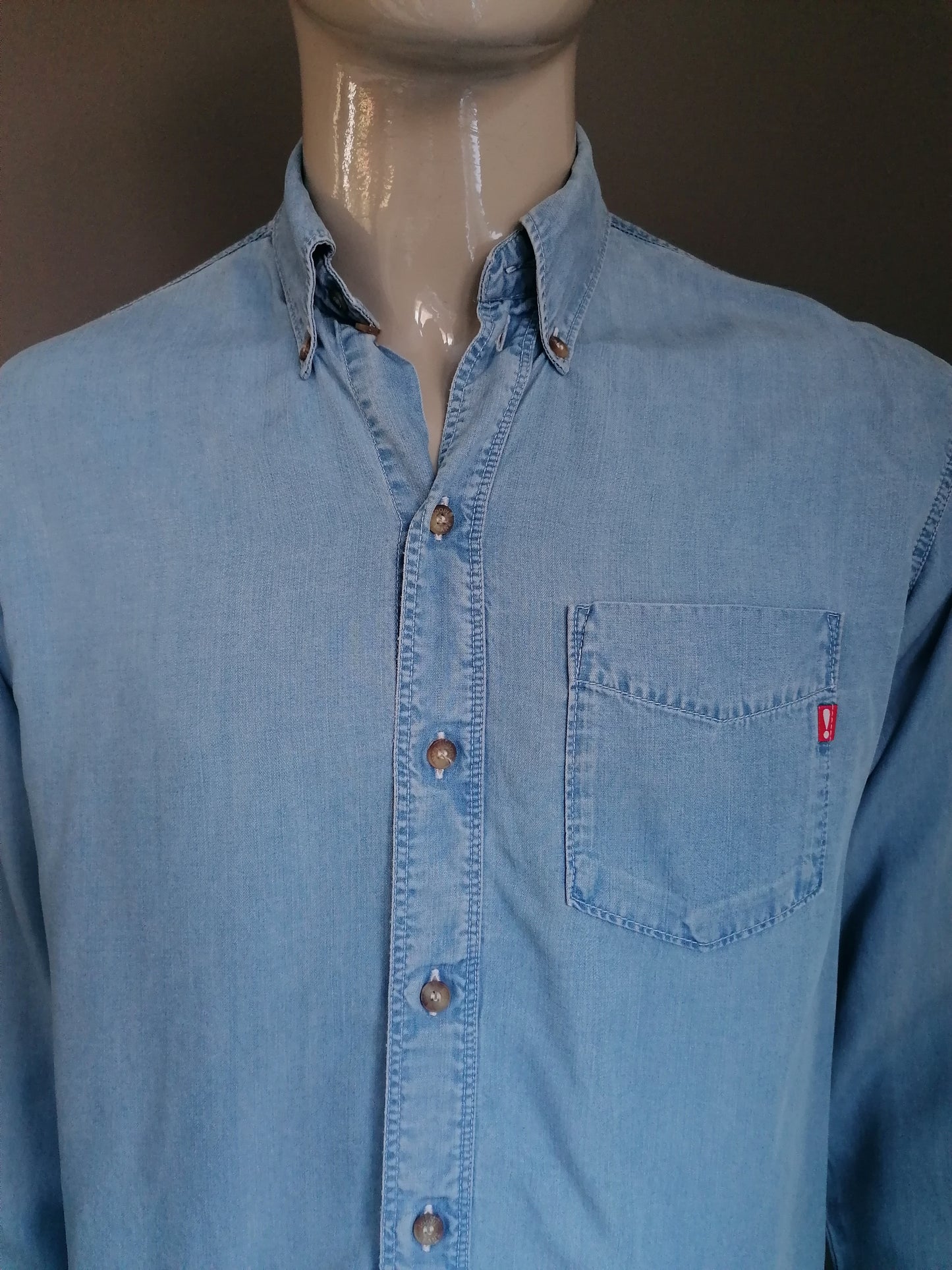 B Elección: camisa de jeans Joop vintage. Azul claro. Tamaño S (de gran tamaño). Pequeño punto atrás.