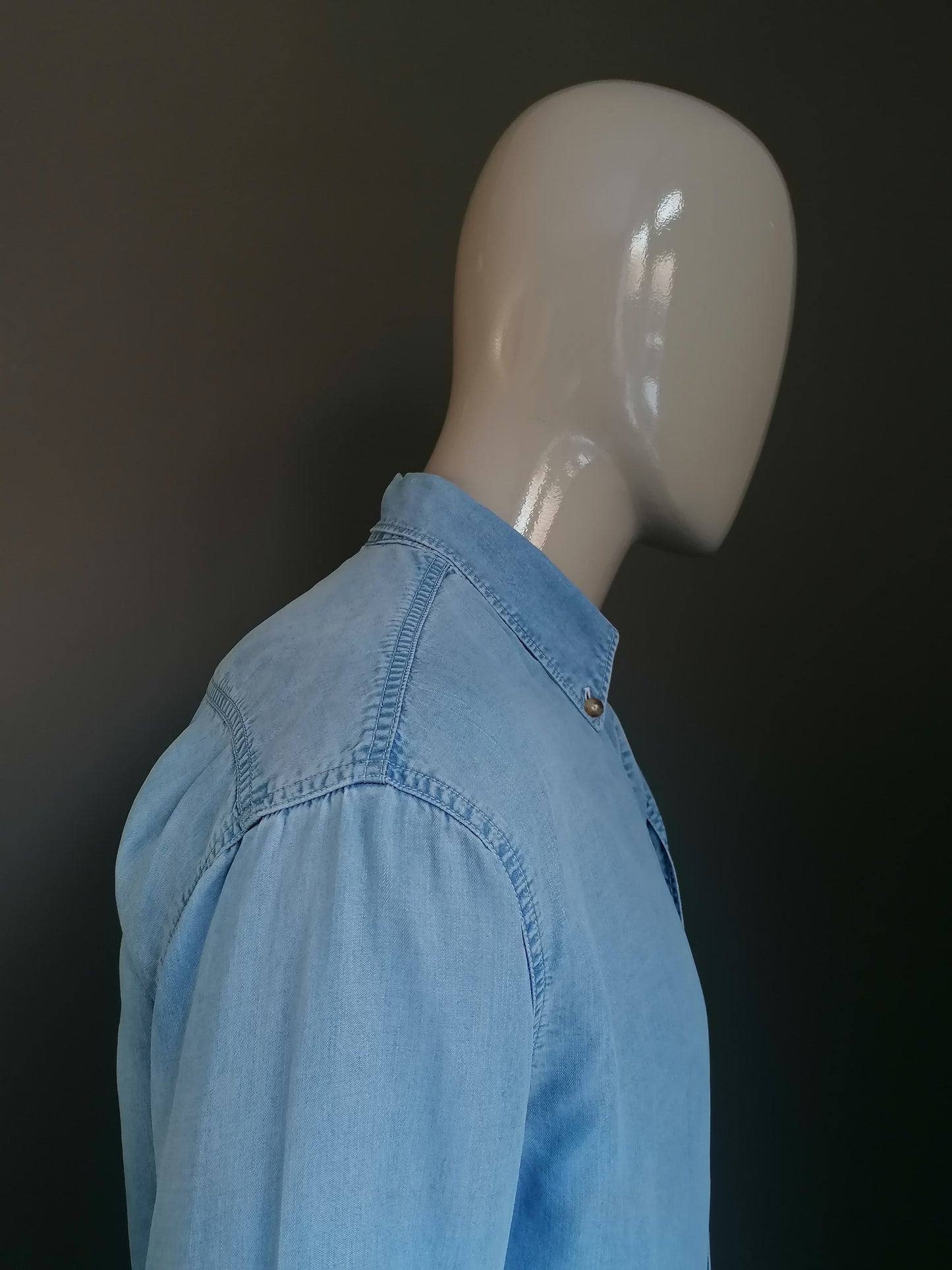 B Elección: camisa de jeans Joop vintage. Azul claro. Tamaño S (de gran tamaño). Pequeño punto atrás.