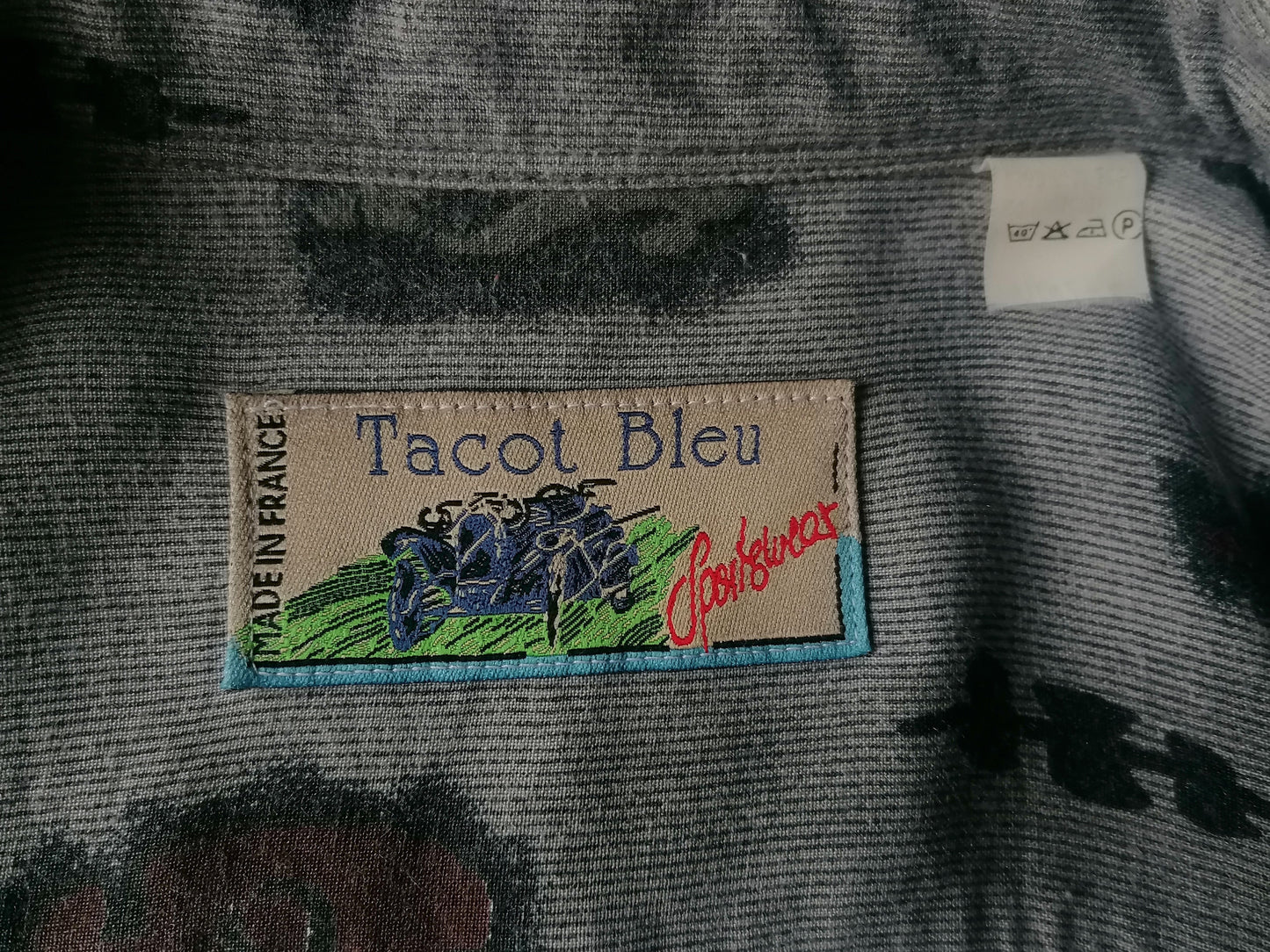 Vintage tacot bleu shirt. Gray brown red print. Size XL. 100% viscose.