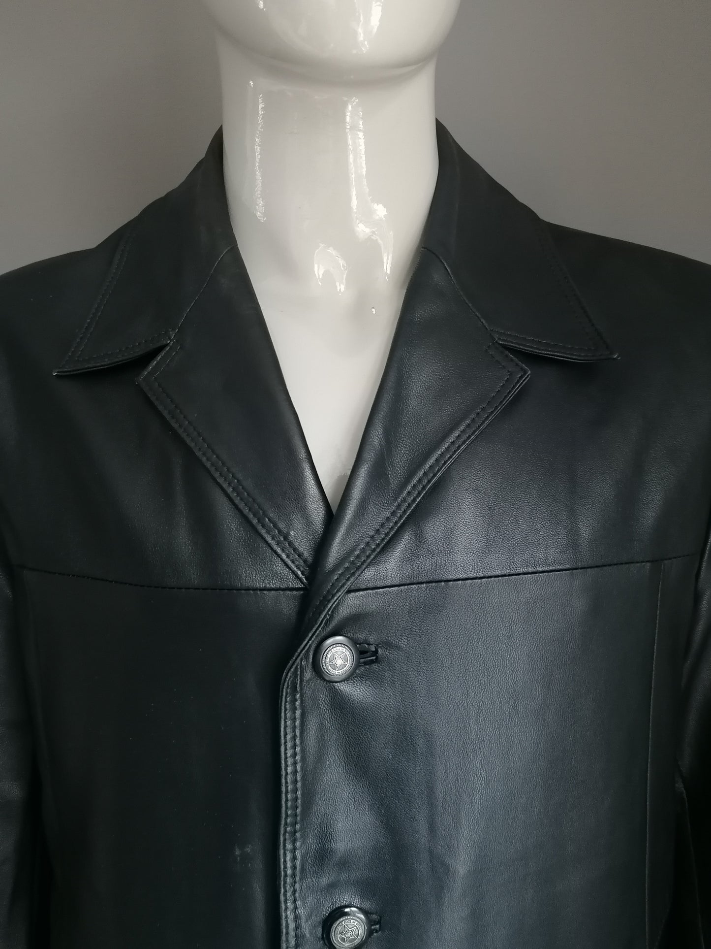 L&B Chaqueta de cuero de moda de cuero con botones. Cuero negro suave y suave. Tamaño 54 / L.