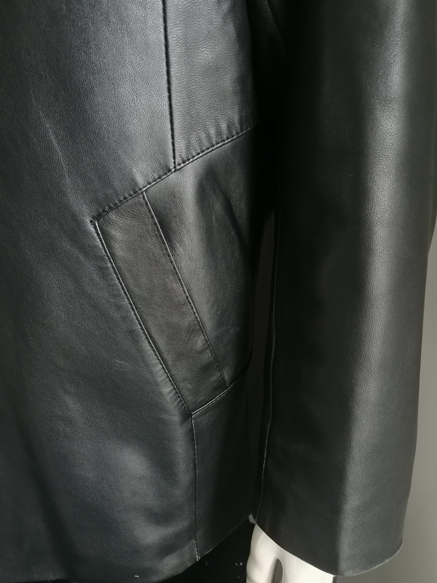 Veste en cuir de mode en cuir L&B avec boutons. Cuir doux lisse noir. Taille 54 / L.