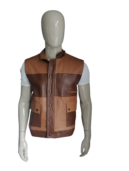 Beautiful leather body warmer. Brown surfaces and double closure. Size L. 1 Inner pocket.
