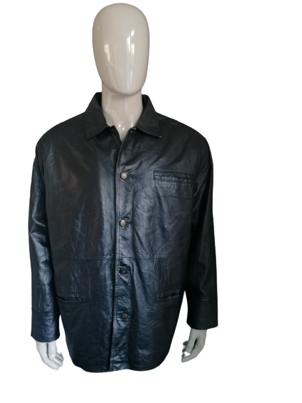 Mittellange Lederjacke Tyler mit schönen Knöpfen. Gefüttert. Schwarz gefärbt. Größe XL.