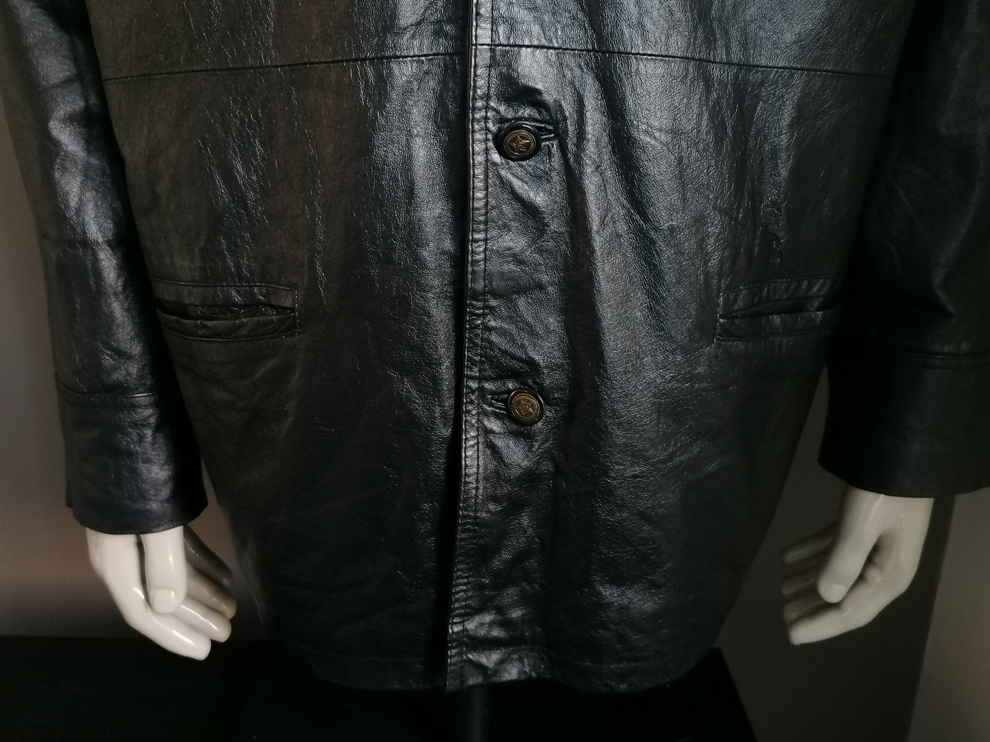 Tyler half -length leather jacket with beautiful buttons. Fed. Black colored. Size XL.