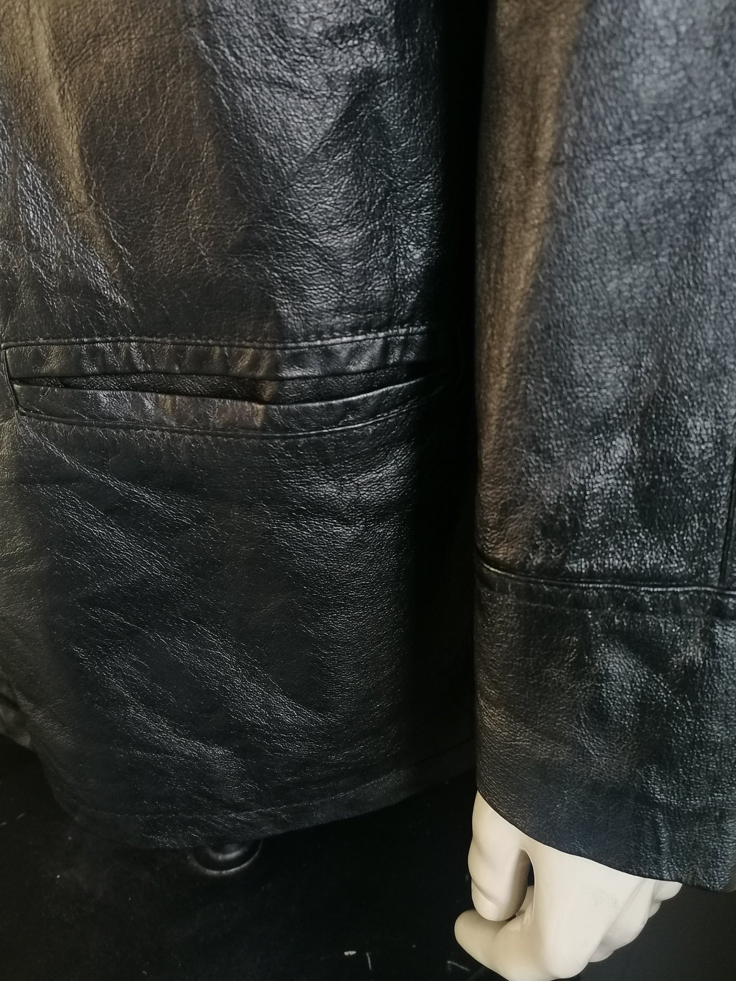 Tyler halflange Leren jas met mooie knopen. Gevoerd. Zwart gekleurd. Maat XL.