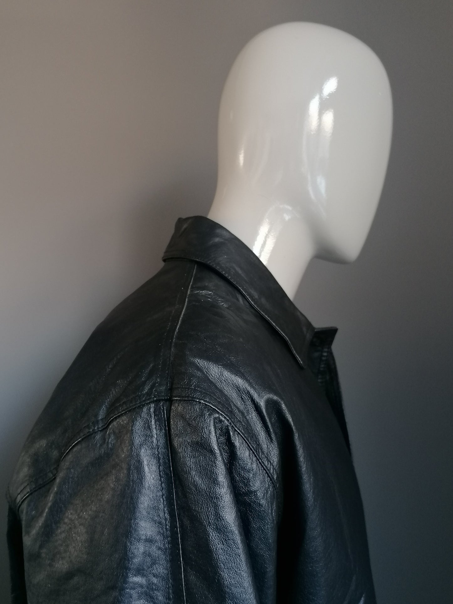 Tyler half -length leather jacket with beautiful buttons. Fed. Black colored. Size XL.