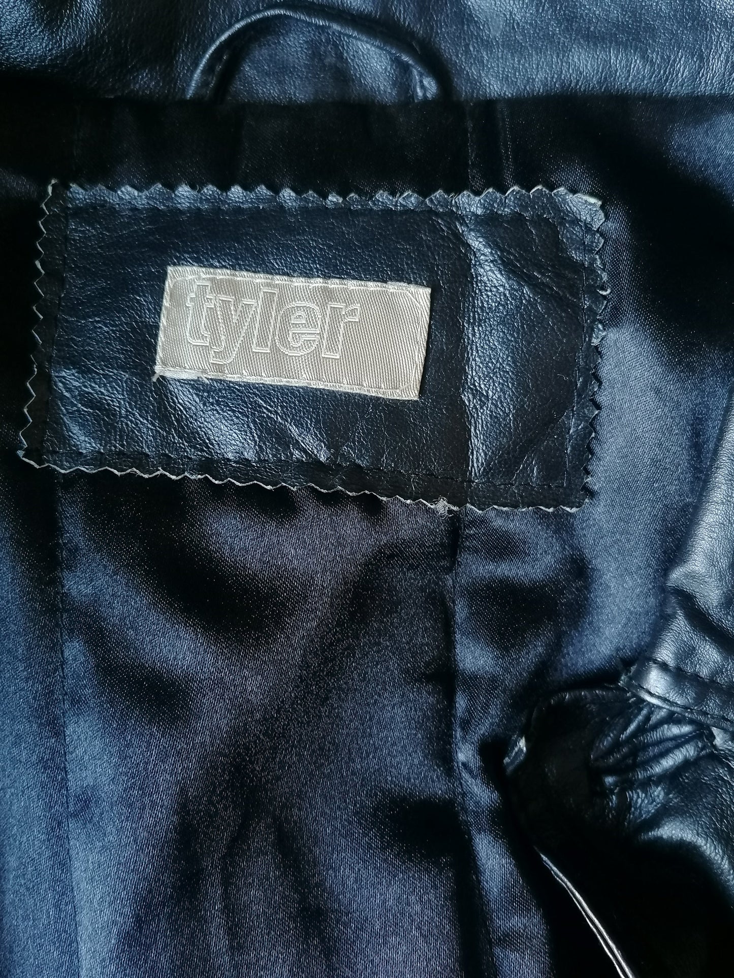 Tyler halflange Leren jas met mooie knopen. Gevoerd. Zwart gekleurd. Maat XL.