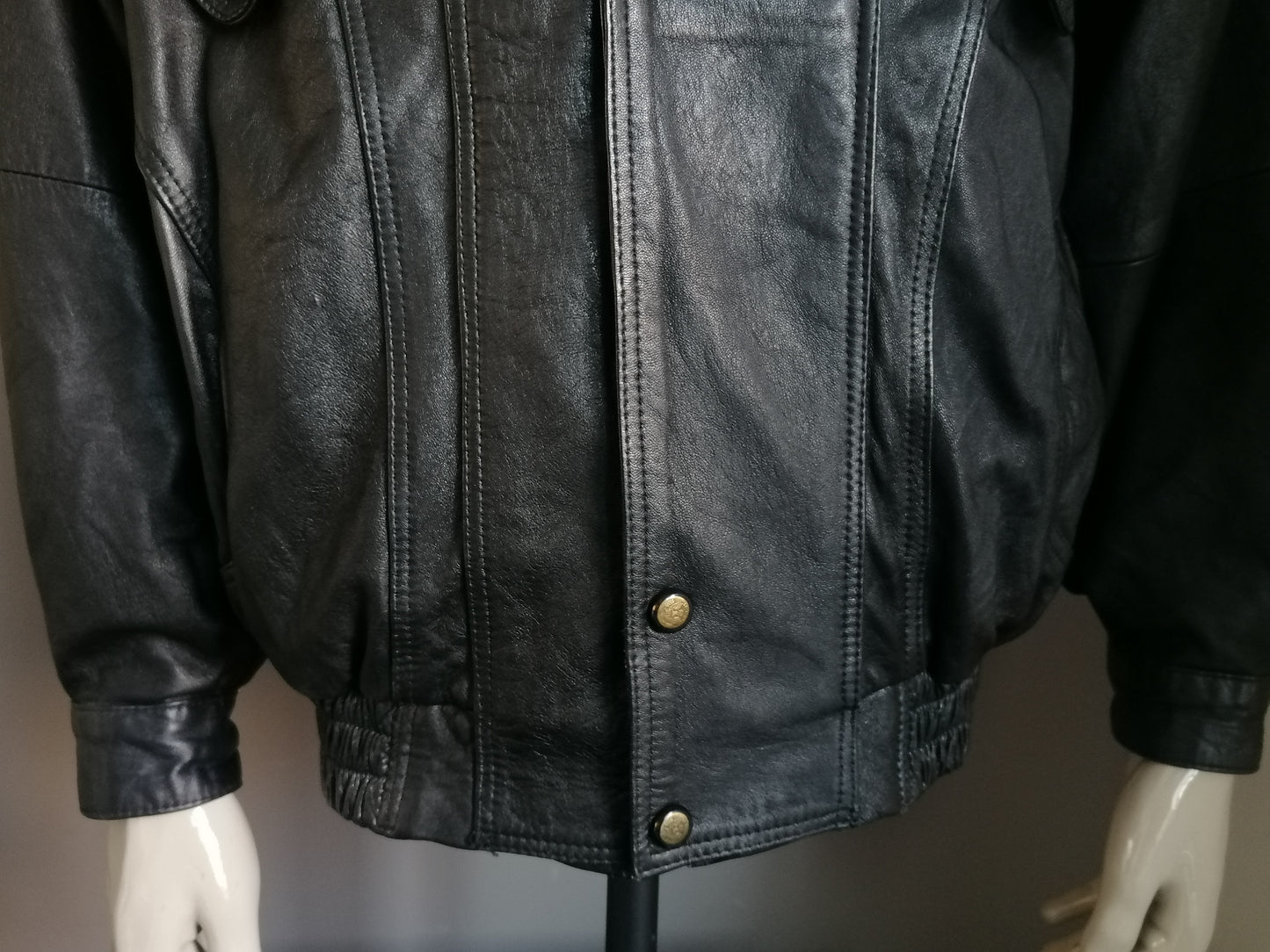 Veste en cuir vintage des années 80-90 avec double fermeture. Couleur noire marron. Taille l / xl.