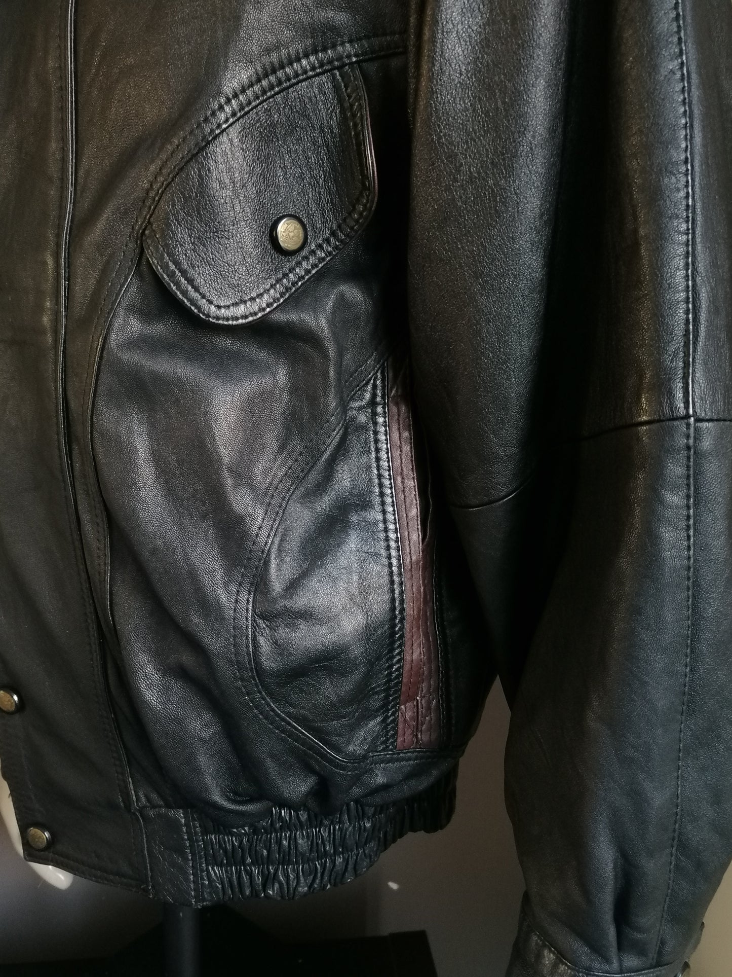 Vintage 80S-90s Lederjacke mit doppelter Verschluss. Braun schwarz gefärbt. Größe L / XL.