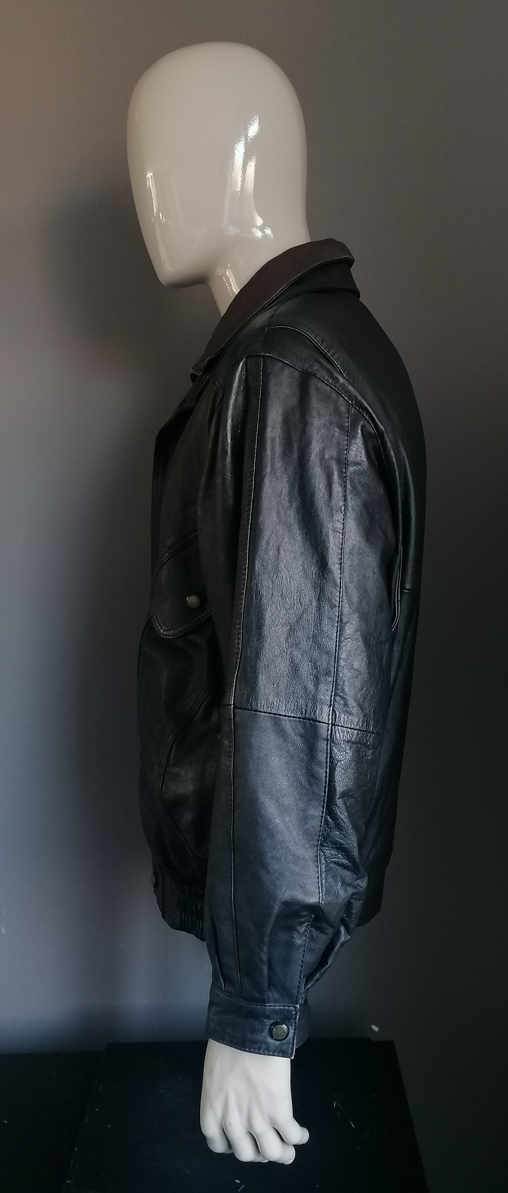 Veste en cuir vintage des annees 80 90 avec double fermeture. Couleur noire marron. Taille l xl