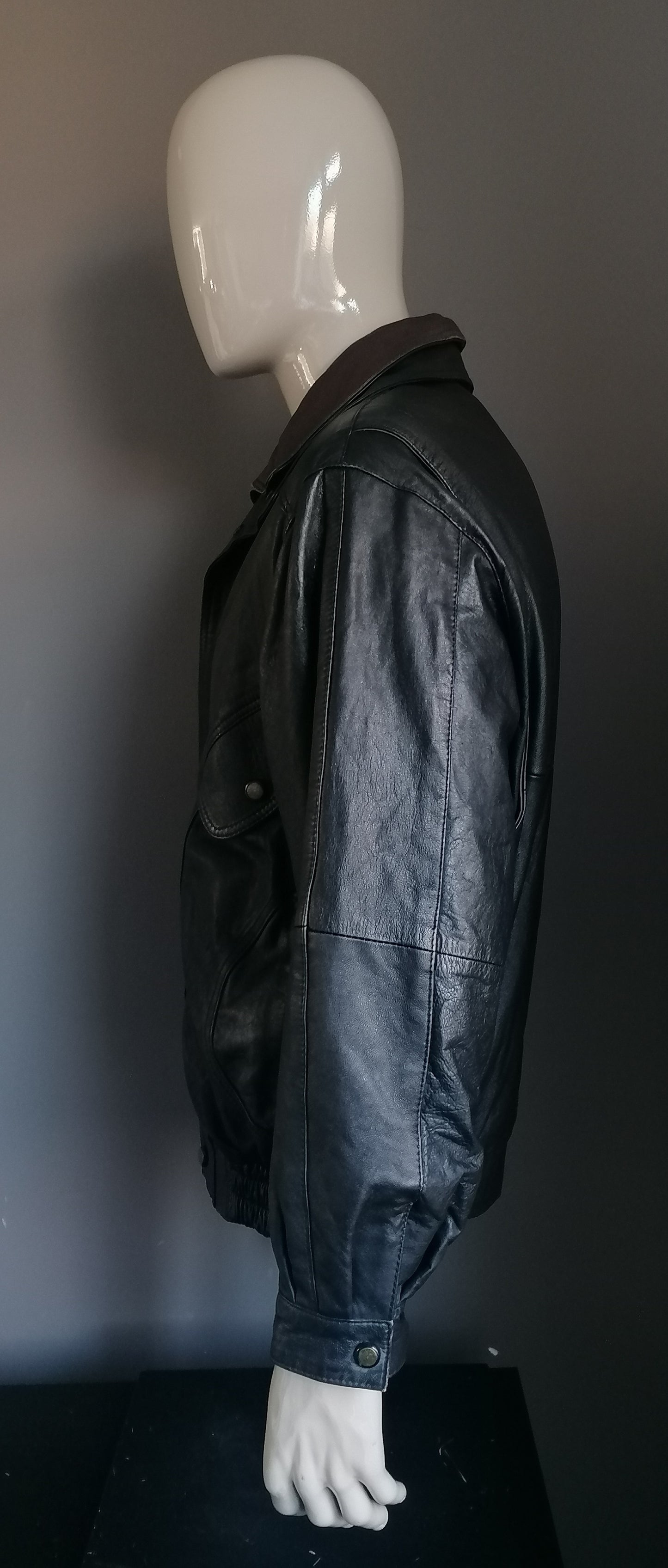 Vintage 80S-90s Lederjacke mit doppelter Verschluss. Braun schwarz gefärbt. Größe L / XL.