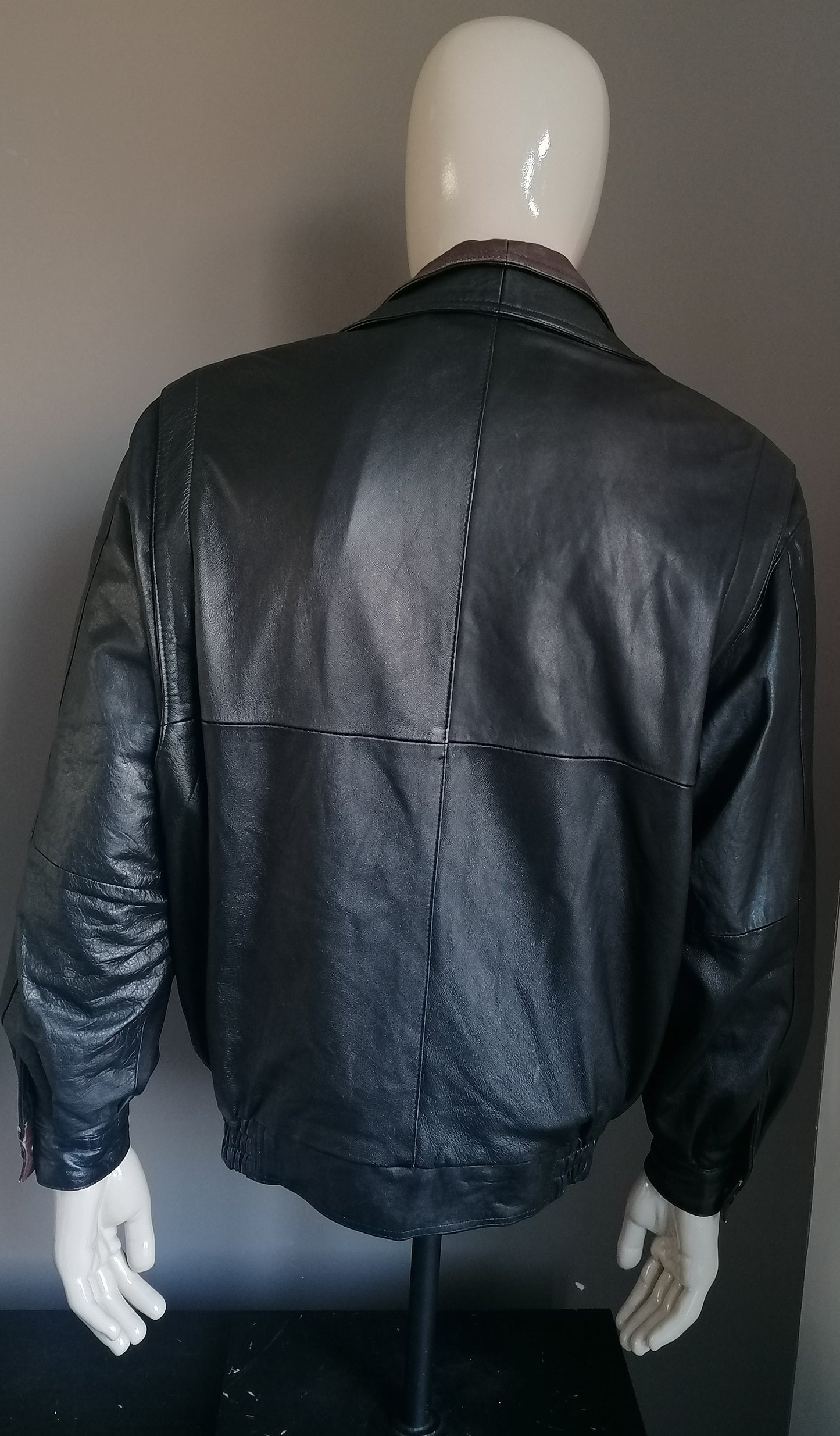 Vintage 80s-90s leather jacket with double closure. Brown black colored. Size L / XL.