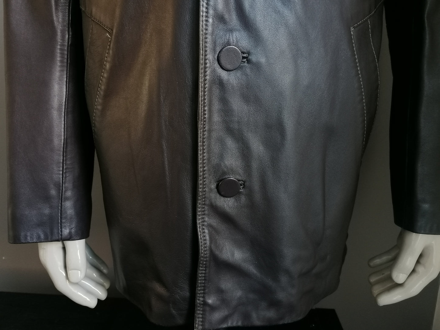 B Choix: Veste en cuir Ledermode L&B. De couleur brun foncé. Taille 54 / L. Papées sur la manche.