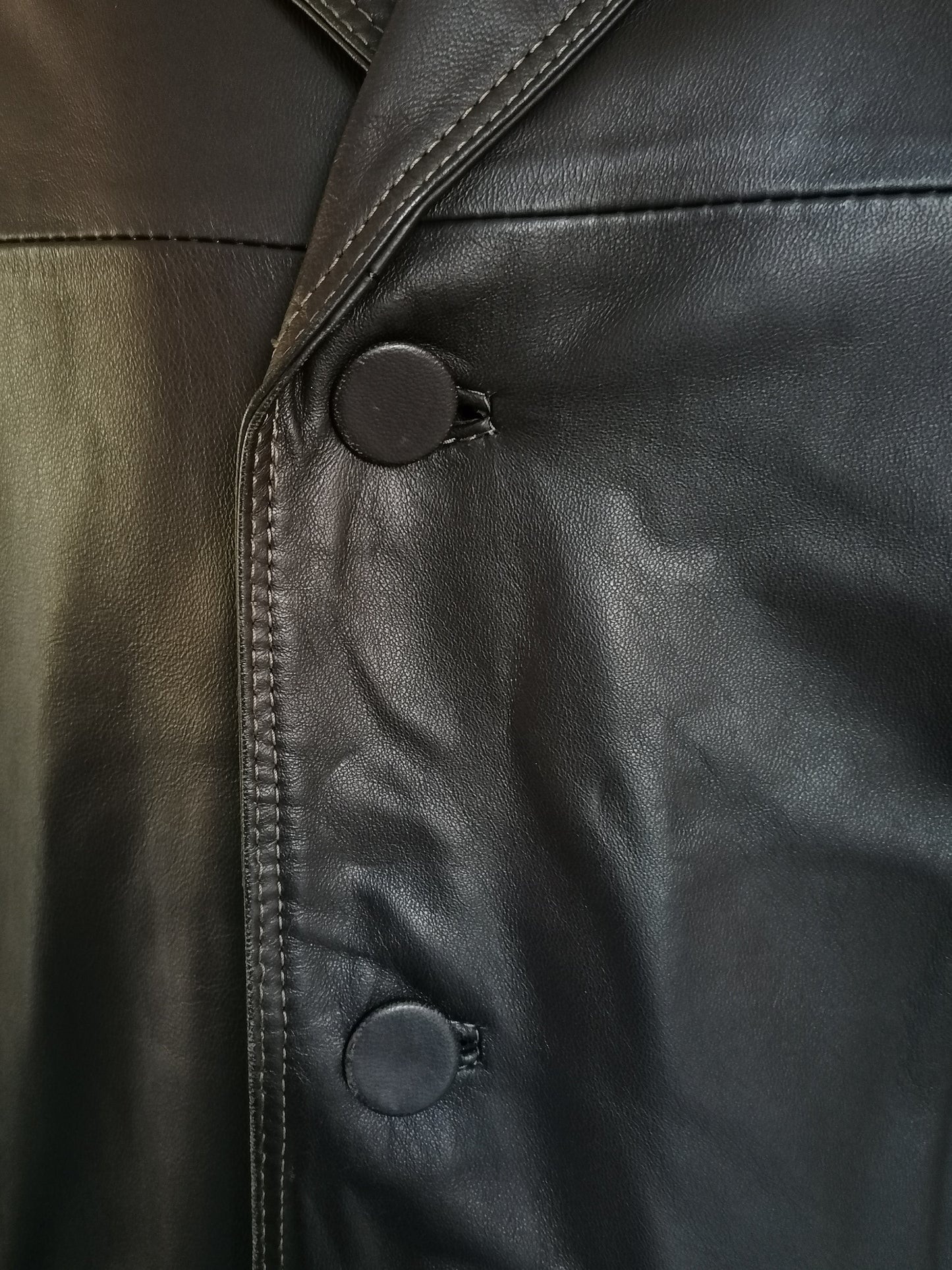B Scelta: giacca di pelle LEderMode L&B. Colorato marrone scuro. Dimensioni 54 / L. Spot sulla manica.