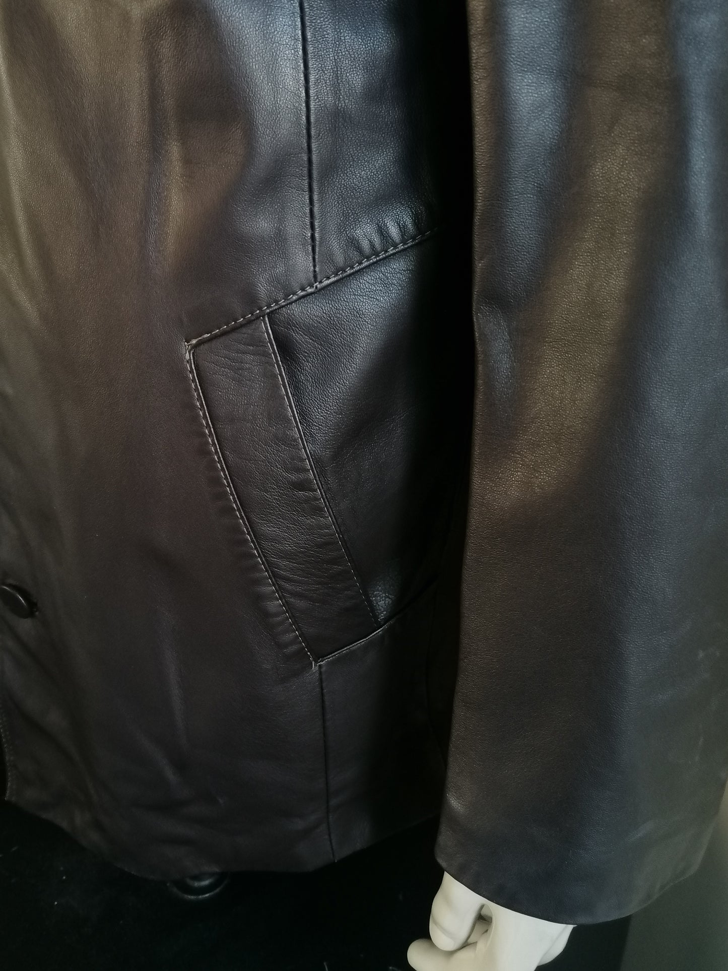 B keus: L&B Ledermode Leren jas. Donker Bruin gekleurd. Maat 54 / L. Vlekjes op mouw.