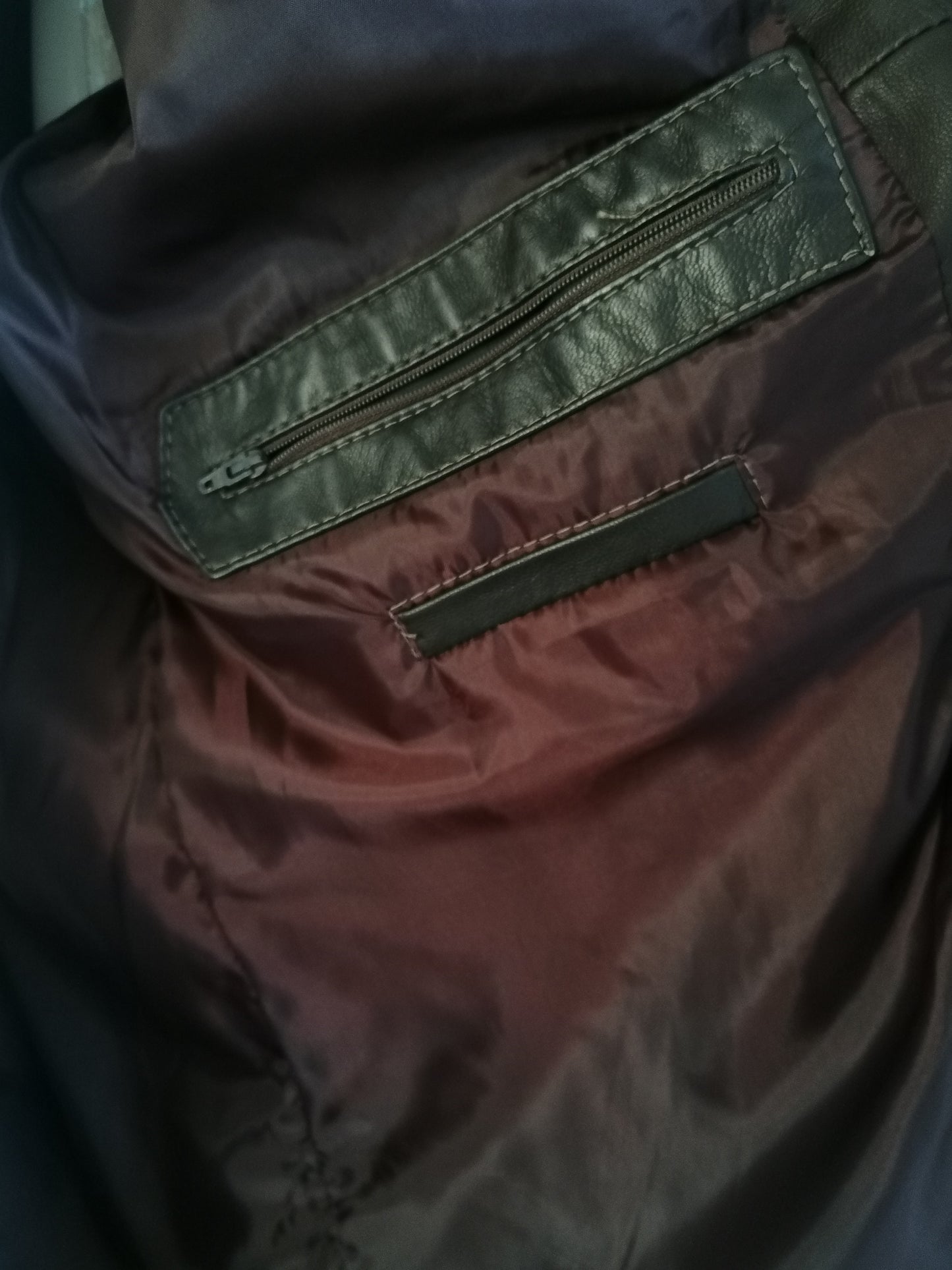 B Choix: Veste en cuir Ledermode L&B. De couleur brun foncé. Taille 54 / L. Papées sur la manche.
