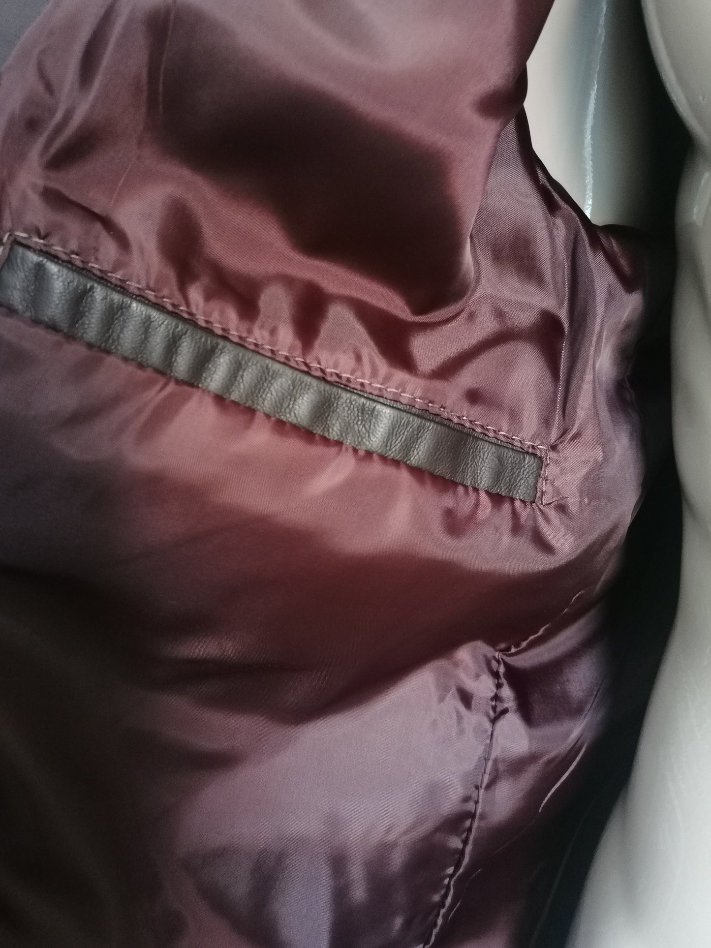 B Scelta: giacca di pelle LEderMode L&B. Colorato marrone scuro. Dimensioni 54 / L. Spot sulla manica.
