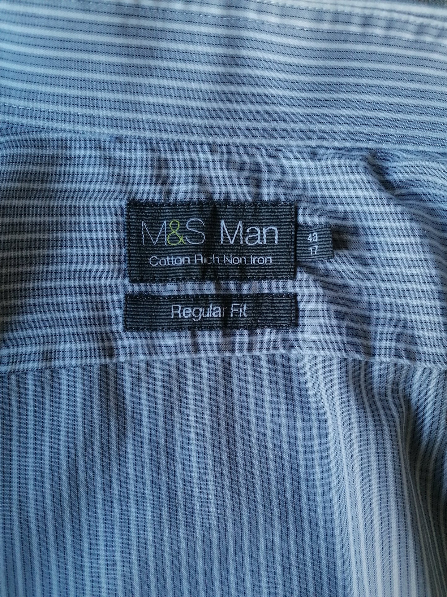 Camicia M&S Man (Marks & Spencer). Strisce bianche grigie. Dimensione 43 / XL. Adattamento regolare.