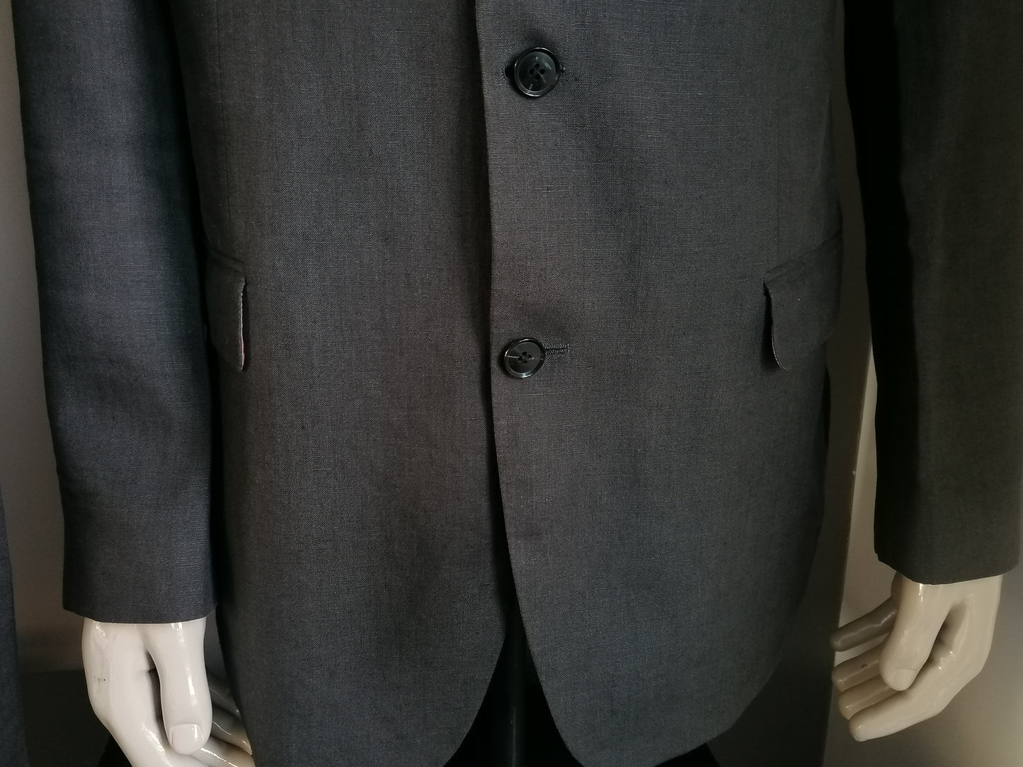 Costume di lino Boss Hugo. Colorato grigio scuro. Dimensione 52 / L.