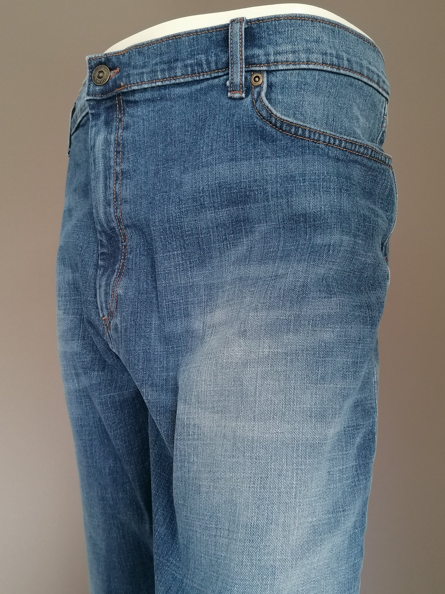 M&S (Marks & Spencer) jeans. Blauw gekleurd. Tapered. Maat W44 - L30. Stretch.