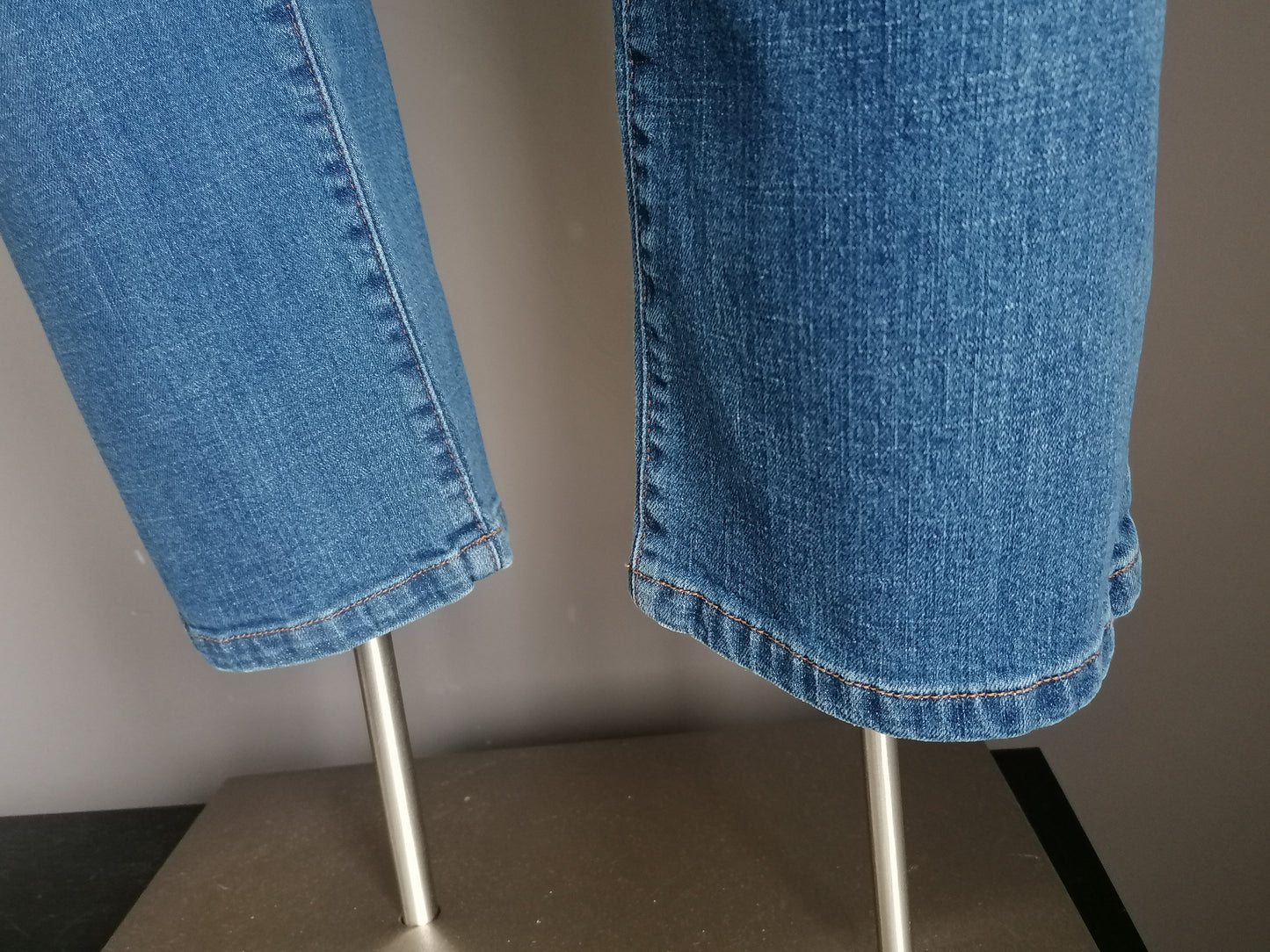 Jeans M&S (Marks & Spencer). Couleur bleue. Effilé. Taille W44 - L30. Extensible.