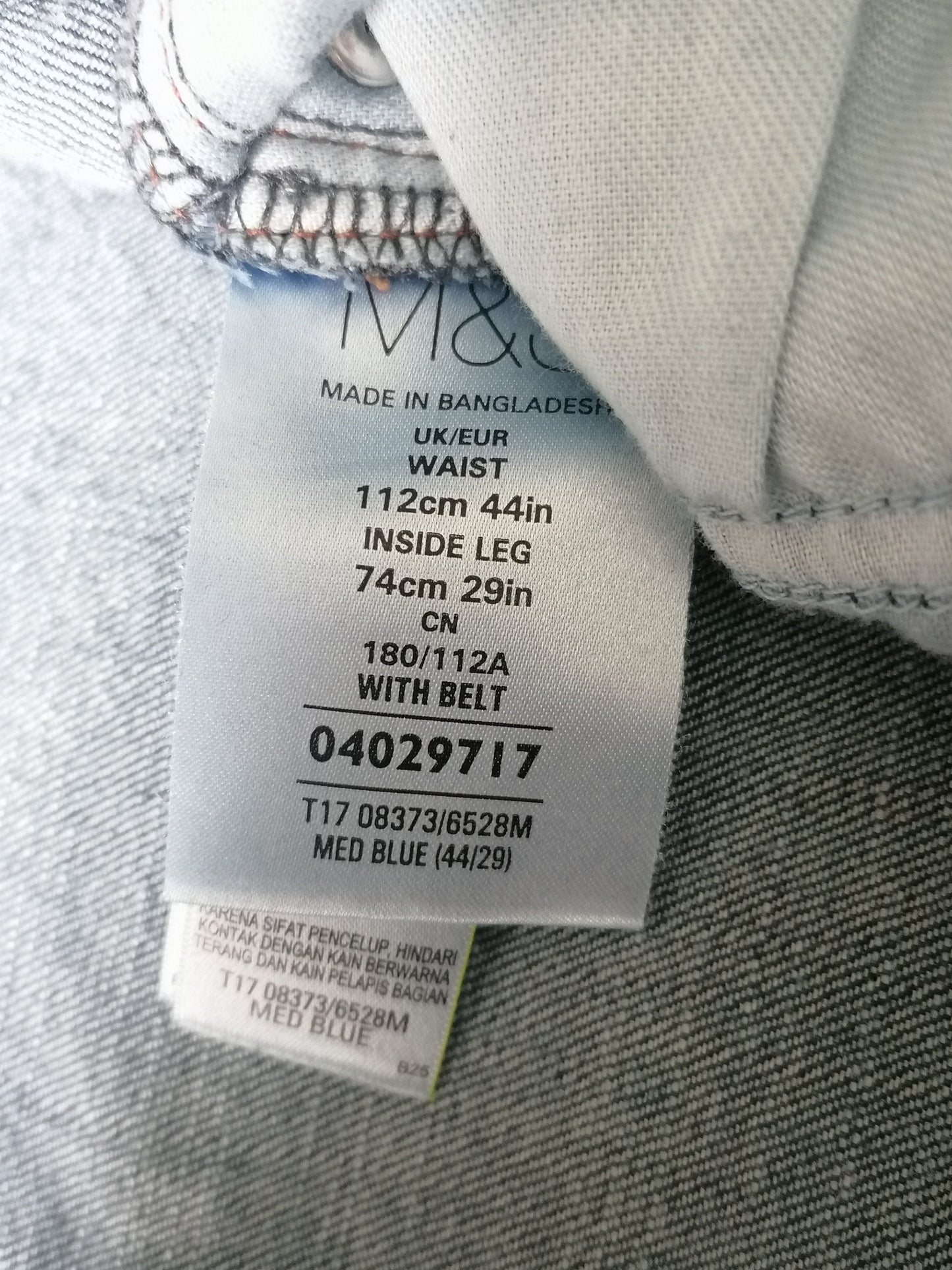 M & S (Marks & Spencer) Jeans. Blau gefärbt. Verjüngt. Größe W44 - L30. Strecken.