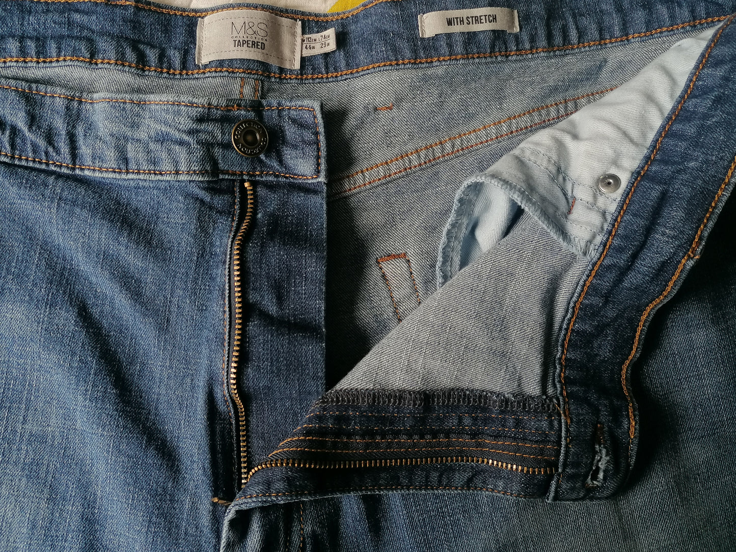 M&S (Marks & Spencer) jeans. Blauw gekleurd. Tapered. Maat W44 - L30. Stretch.