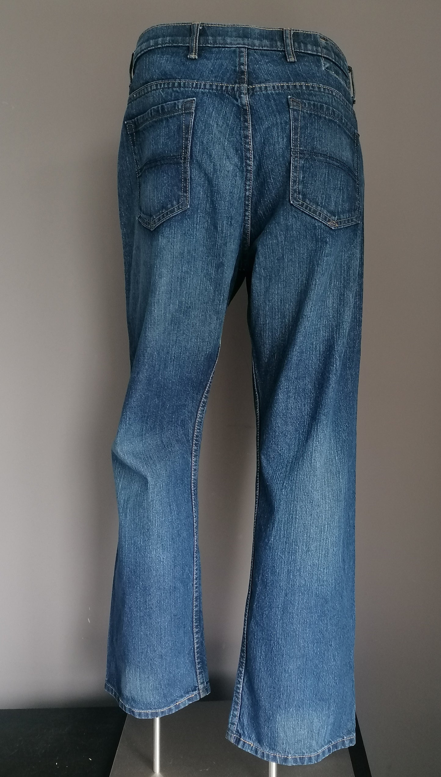 Jeans blu porti. Colorato blu scuro. Taglia W38 - L30.