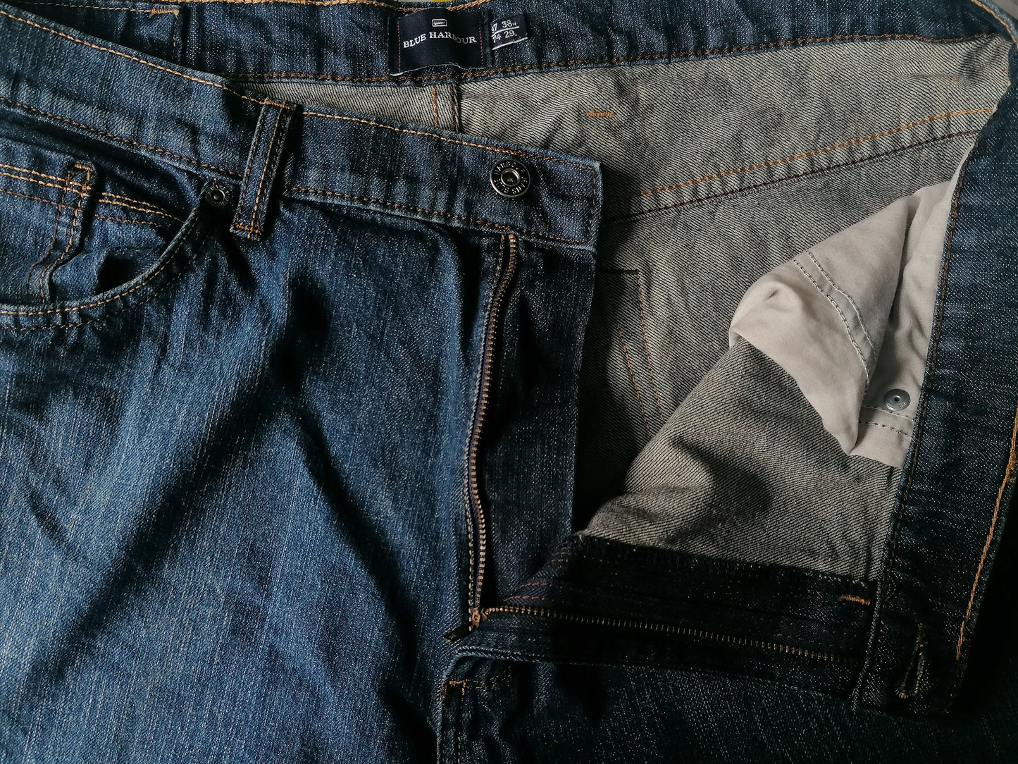 Blue Harbor Jeans. Dunkelblau gefärbt. Größe W38 - L30.