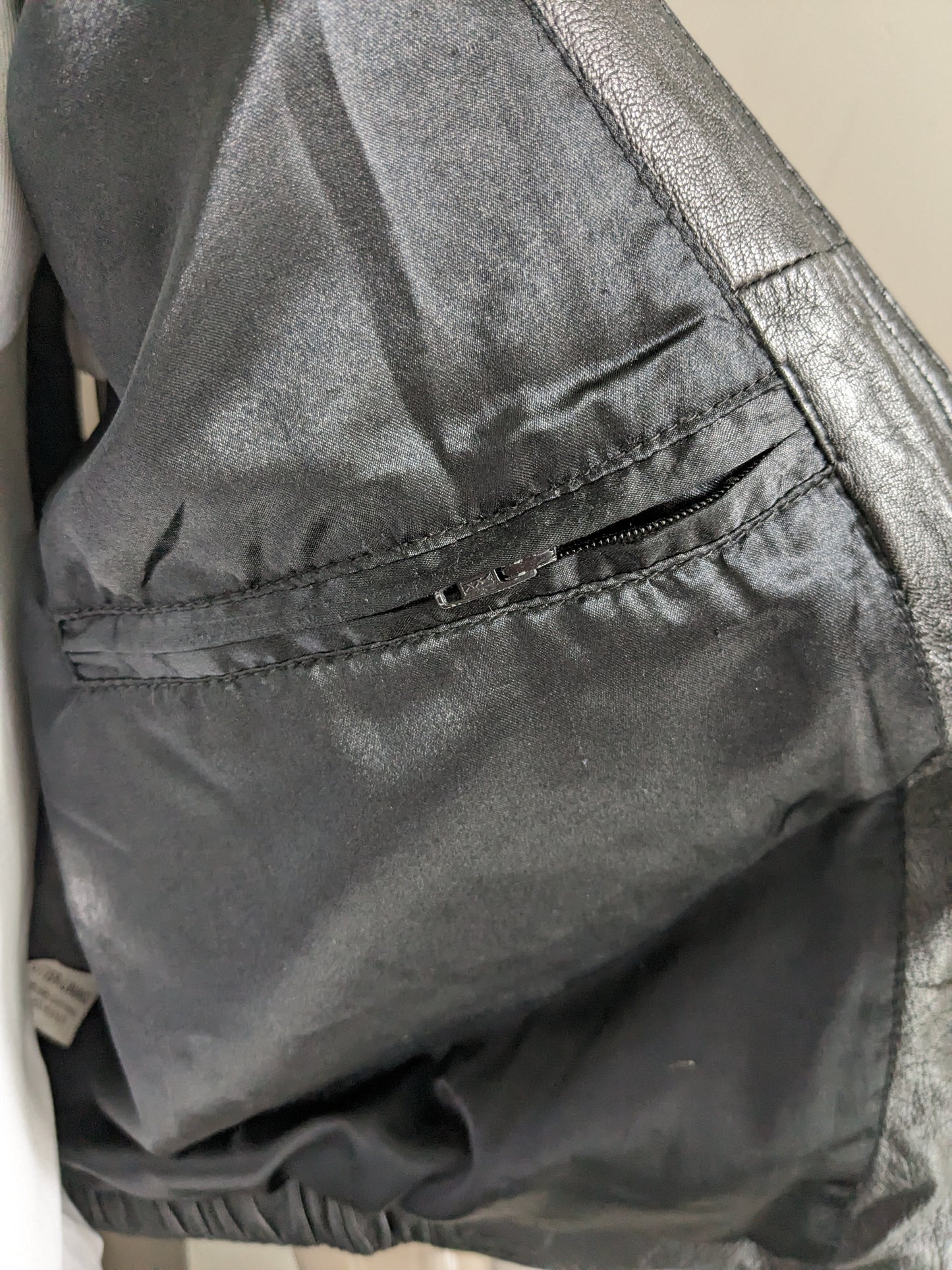Bani Loré Vintage Leder Körperwärmer. Schwarz gefärbt mit einzigartigen Pressebieten. Größe 50/52.