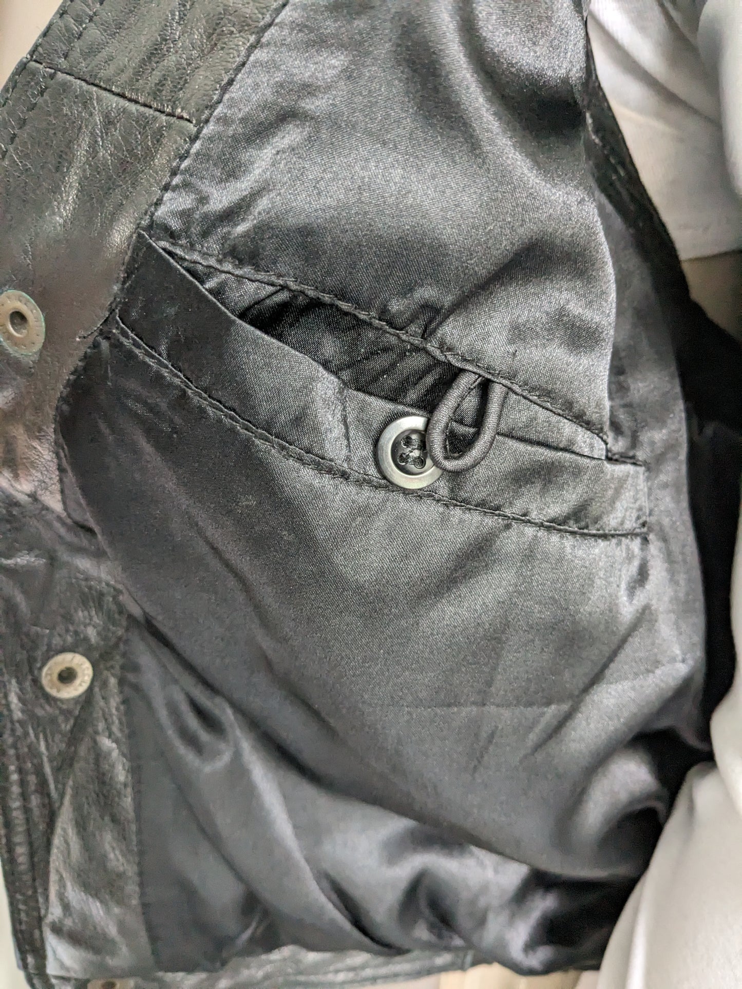 Bani Loré Vintage Leder Körperwärmer. Schwarz gefärbt mit einzigartigen Pressebieten. Größe 50/52.