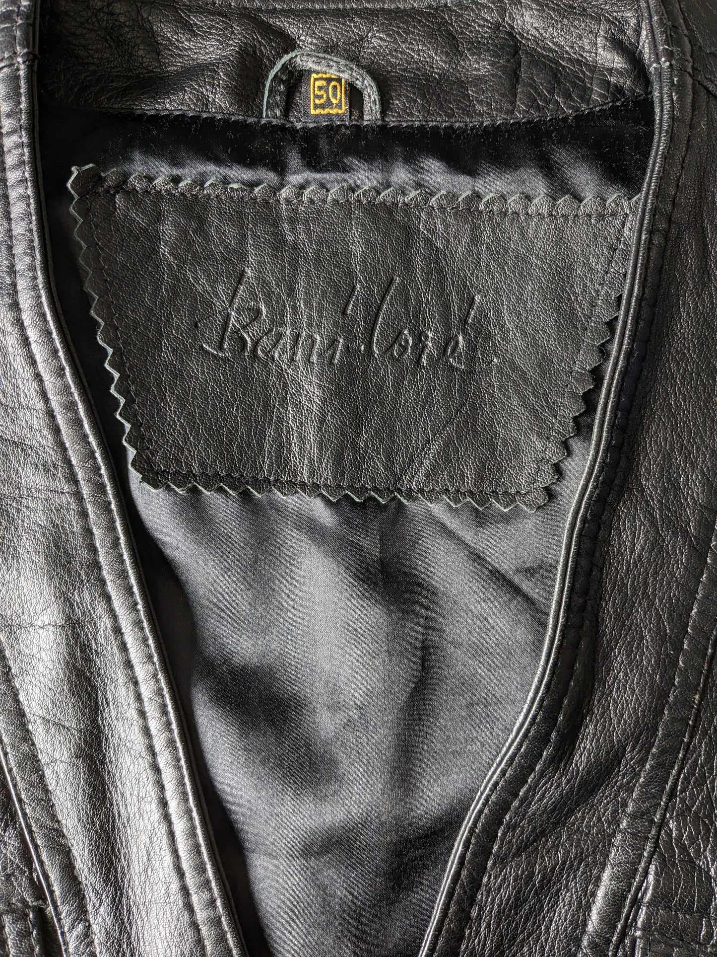 Bani Lore vintage en cuir de carrosserie. Black coloré avec des goujons de presse uniques. Taille 50/52.