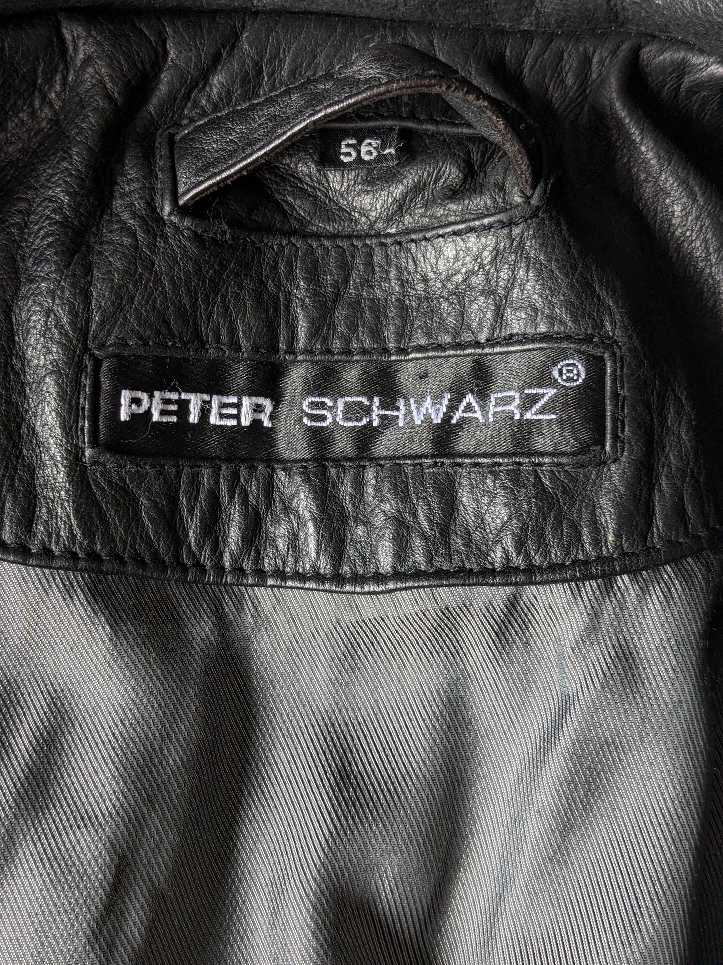 Peter Schwarz Leren Bodywarmer. Dubbele sluiting en 2 binnenzakken. Zwart gekleurd. Maat 56 / XL.