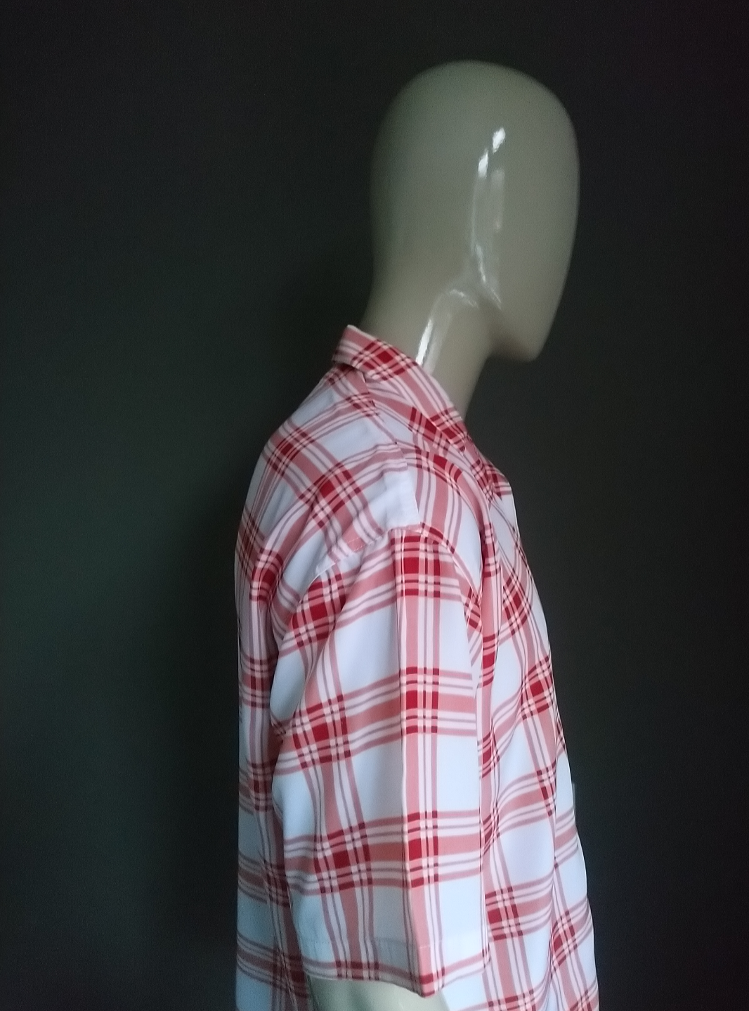 Supercool shirt with short sleeves. Red pink white checkered motif. Size L.