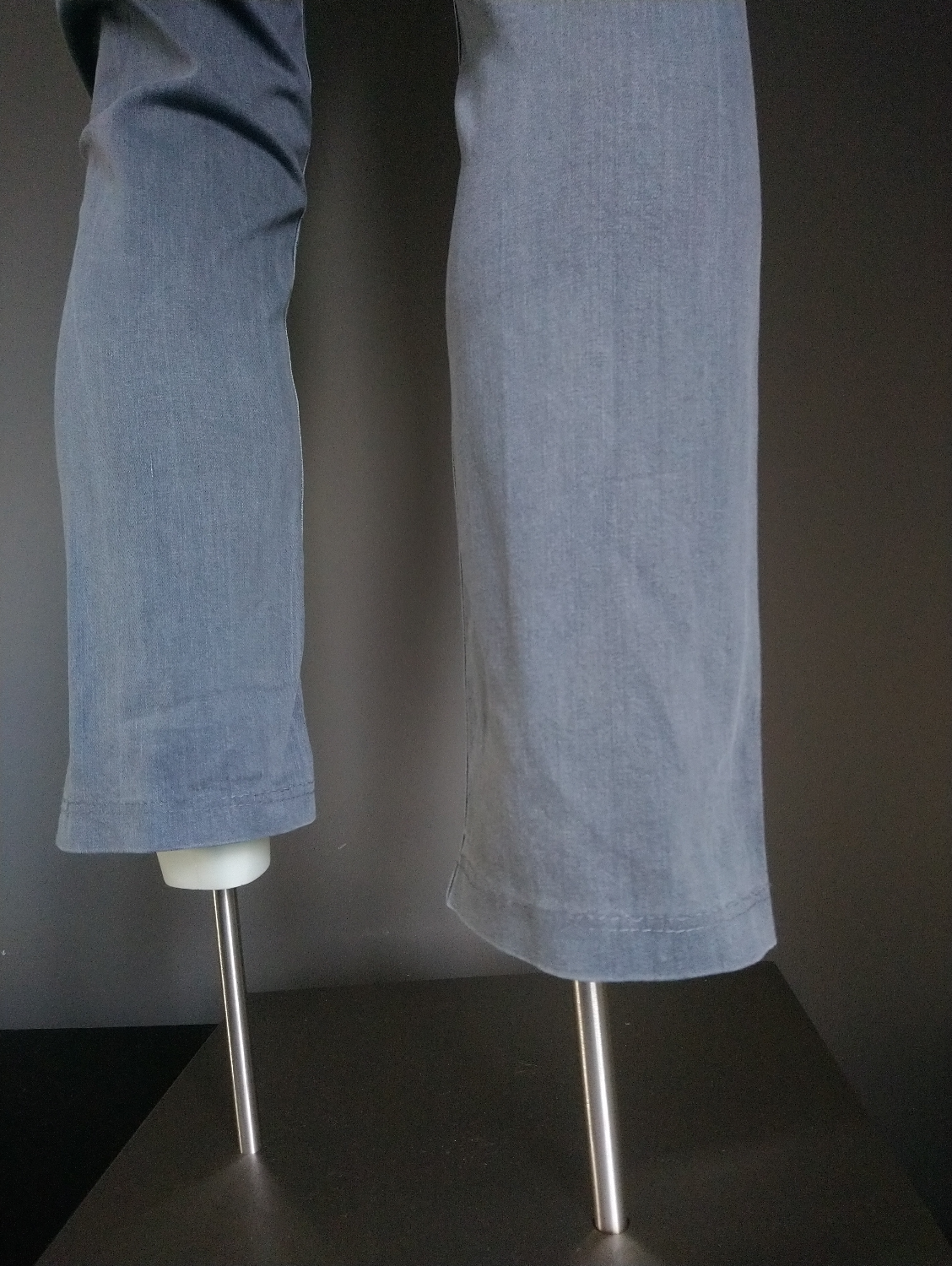 Vanguard Jeans. Grau farbig Größe W33 - L26. (verkürzt)