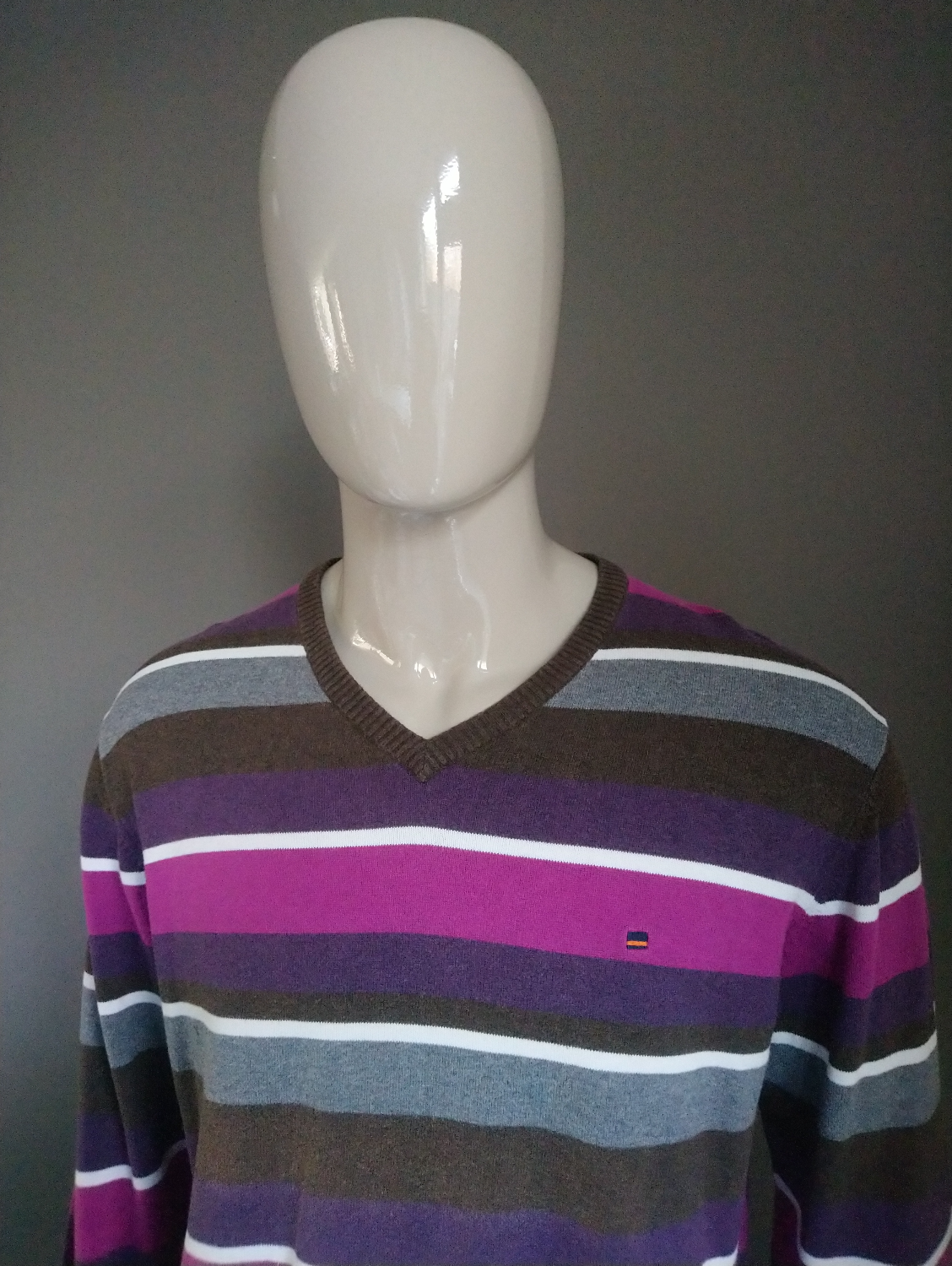 Etat d'art pull avec col en V. Purple brun blanc. Taille 2xl