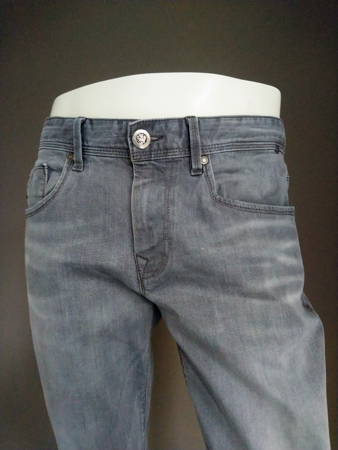 Jeans d'avanguardia. Grigio colorato. Taglia W33 - L26. (abbreviato)