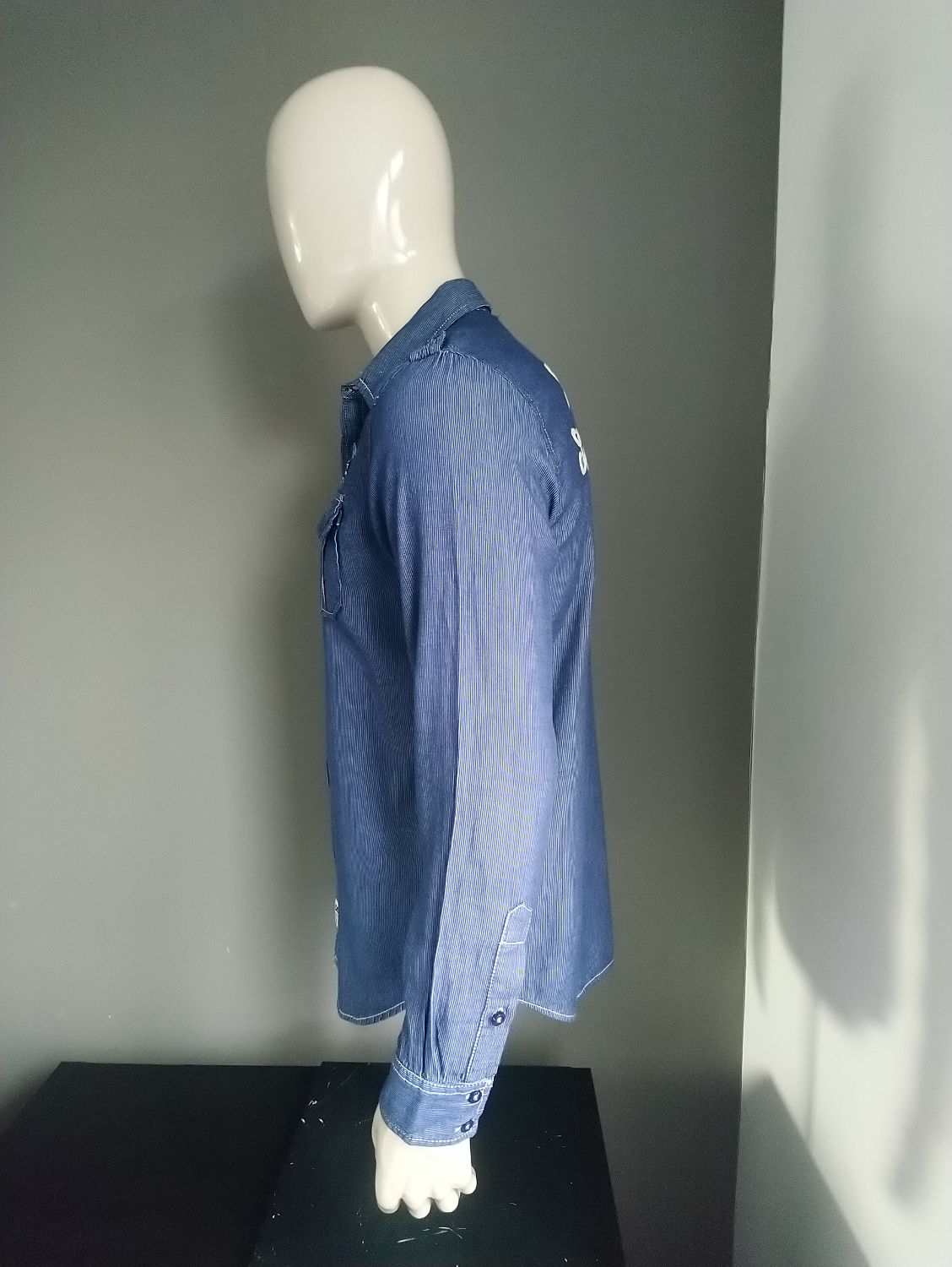 Camisa kaporal. Blanco azul a rayas con aplicaciones. Tamaño L. FIT SLIM.